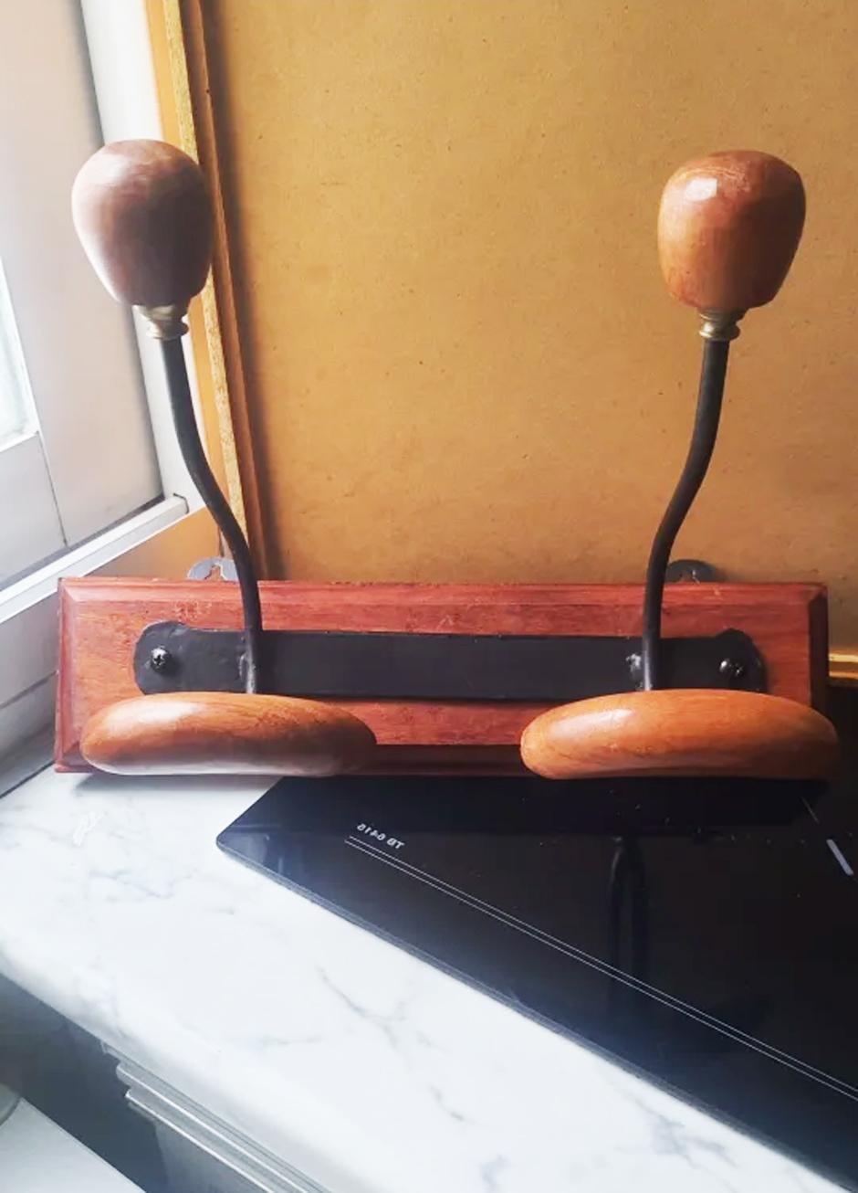 Bellissimo e originale appendiabiti e cappelliere vintage
È molto bello, è realizzato in ferro e Wood.