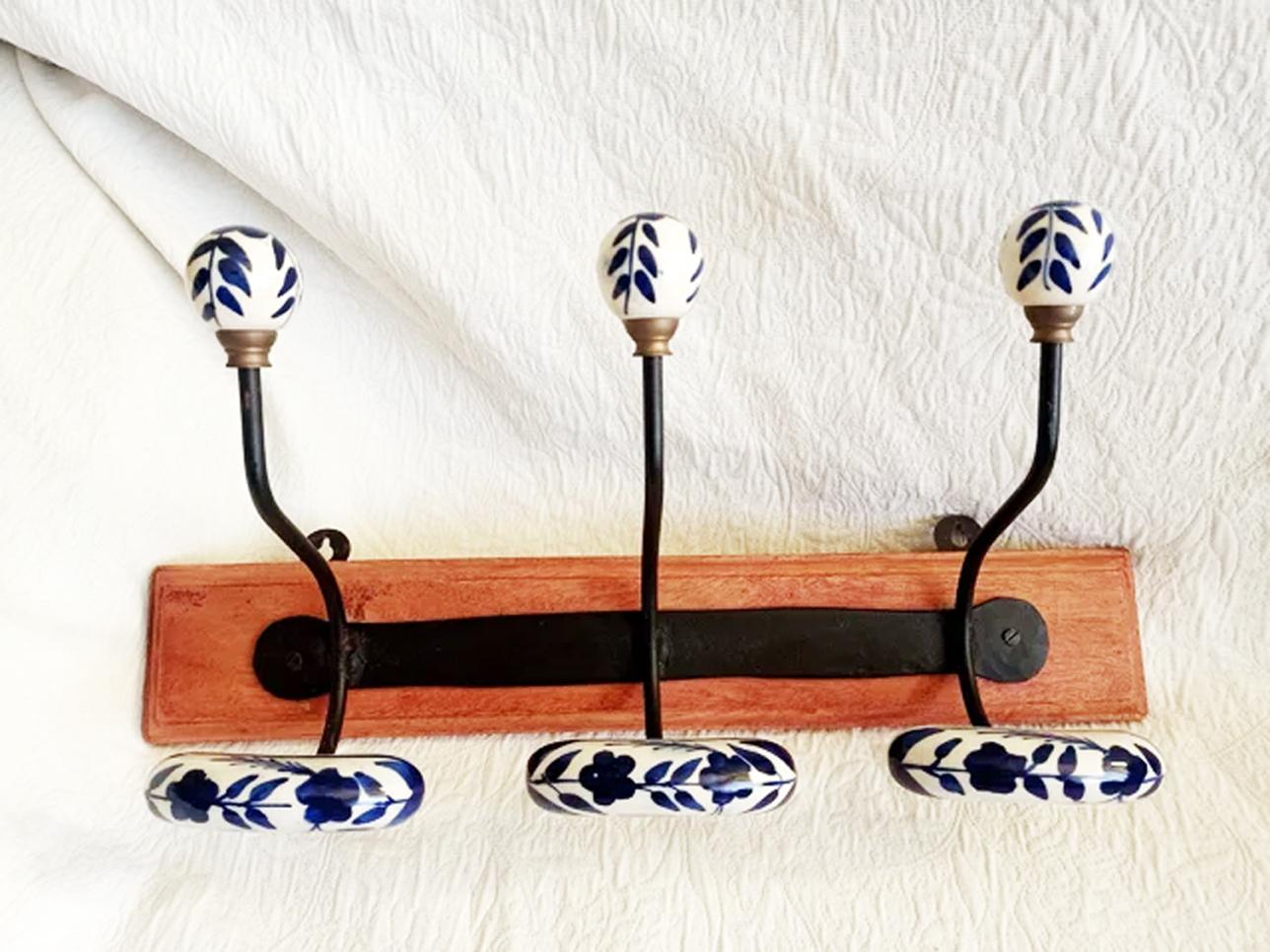 Bellissimo e originale appendiabiti e cappelliere vintage
È molto bello, è realizzato in ceramica blu e bianca.