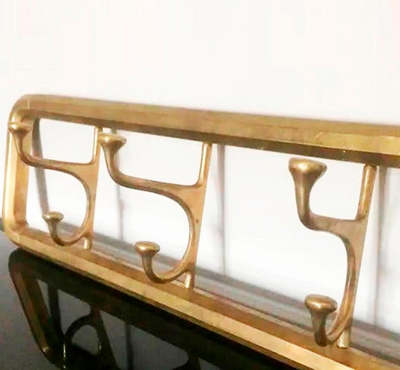Art Deco foldable wall coat rack in brass.

Foldable with six hangers

Very Excellent vintage condition.

The last photo belongs to another that we also have for sale and that has a beautiful polished brass

In this case we have kept the patina of