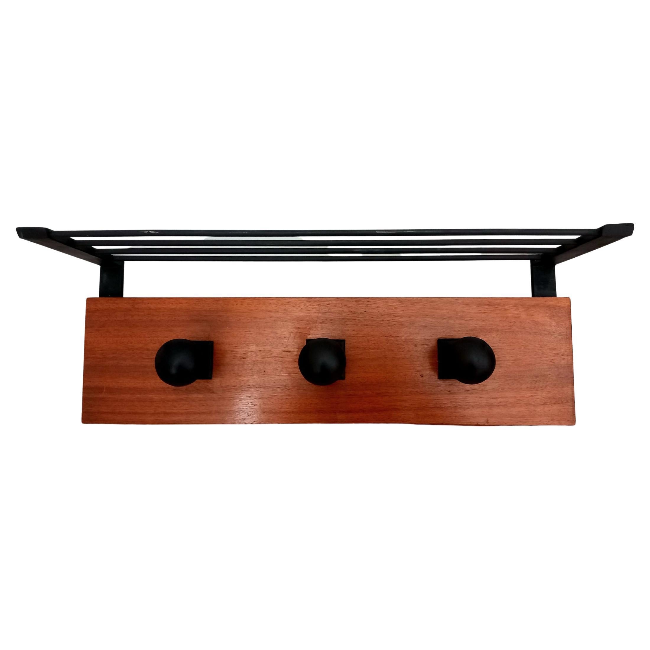 Ha lo stile, la classe e la sobrietà del design anni '50 della metà del secolo scorso.Stile Milano

Bello, sobrio, minimalista ed elegante l'appendiabiti Mid Century Modern.  italiano  Appendiabiti degli anni '50. Ha l'eleganza e la sobrietà del