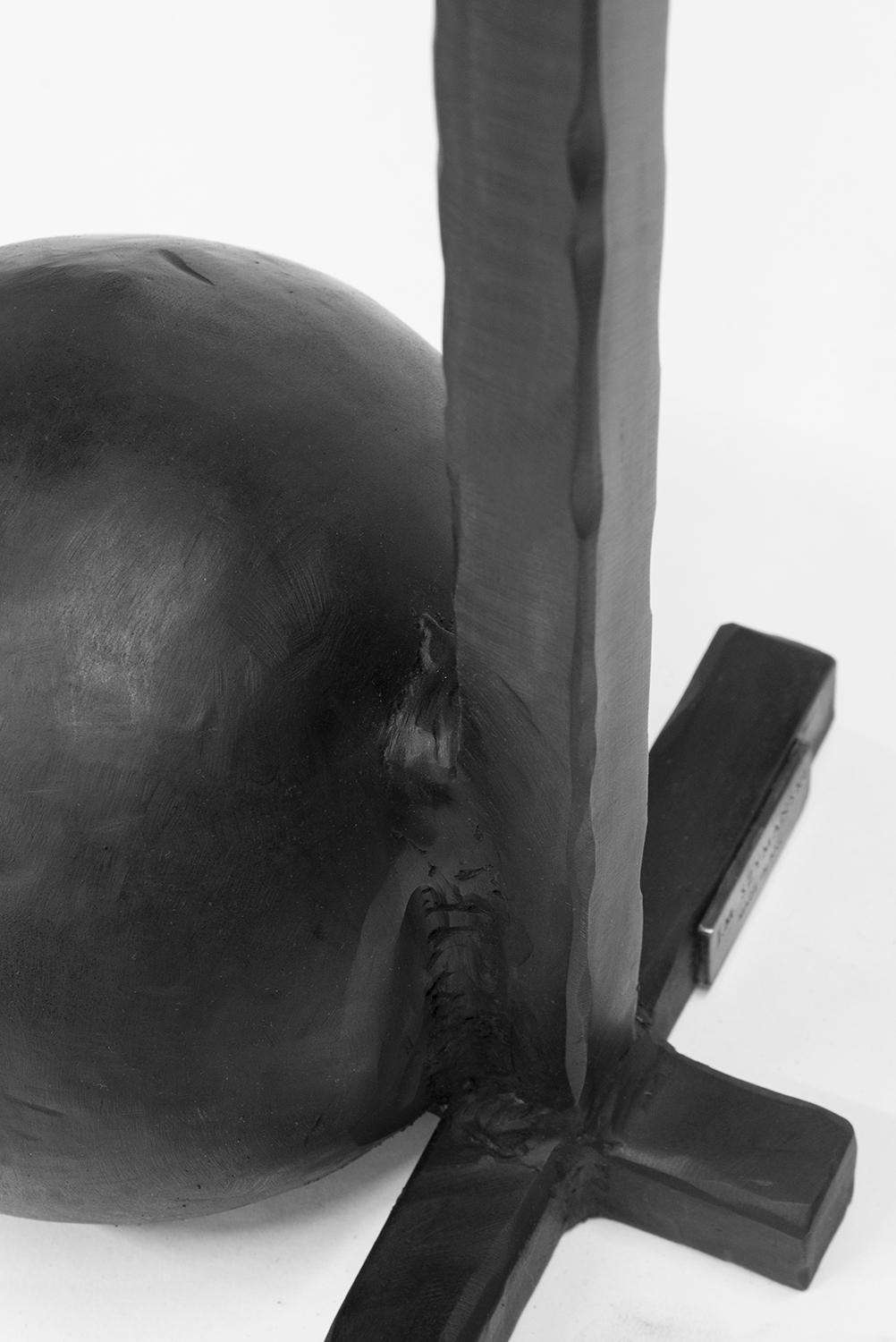Garderobenständer Skulpturaler moderner kugelförmiger geometrischer handgefertigter geschnitzter geschwärzter Stahl im Angebot 4