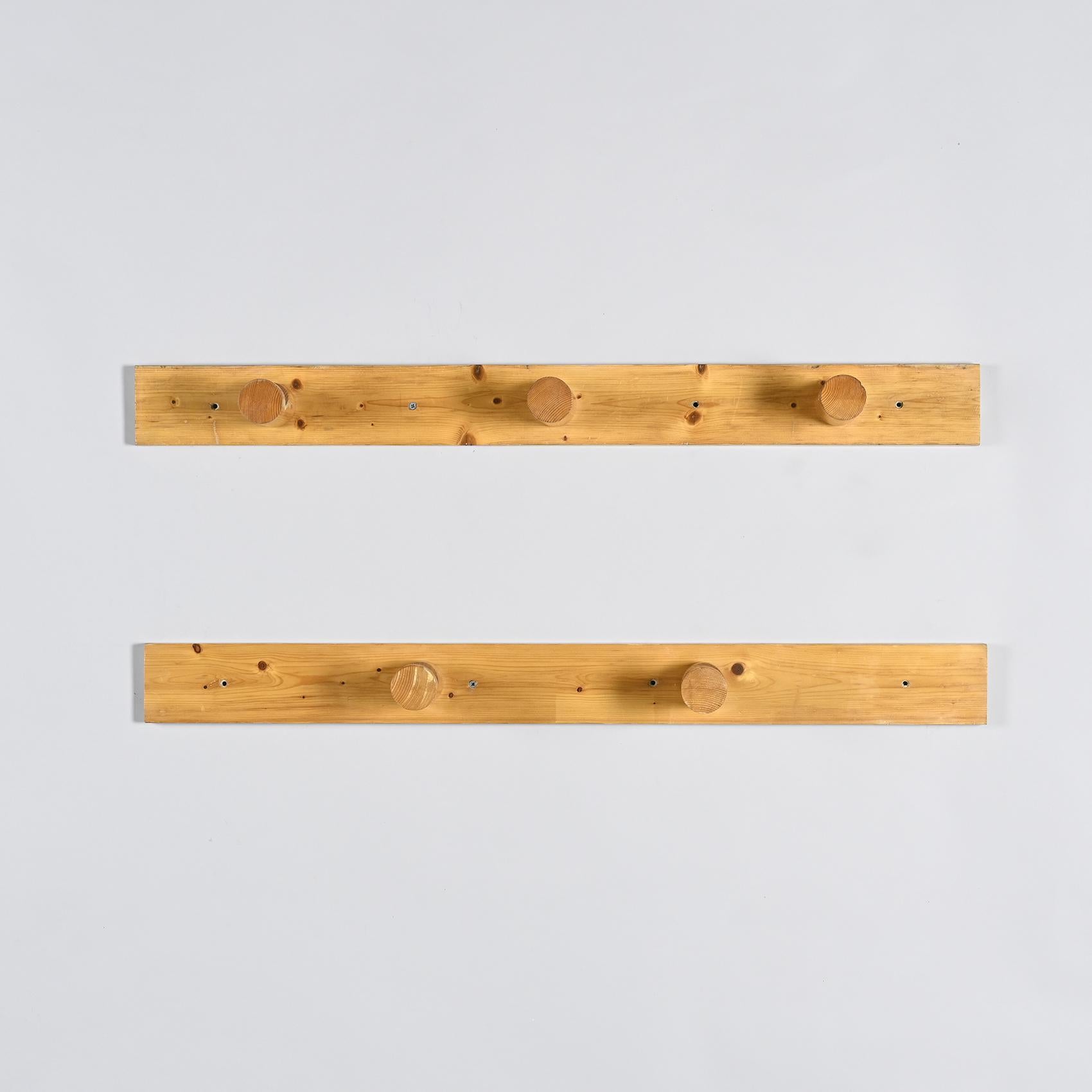 
Set of 2 coat racks in solid pine with 3 and 2 hooks.
Provenance 