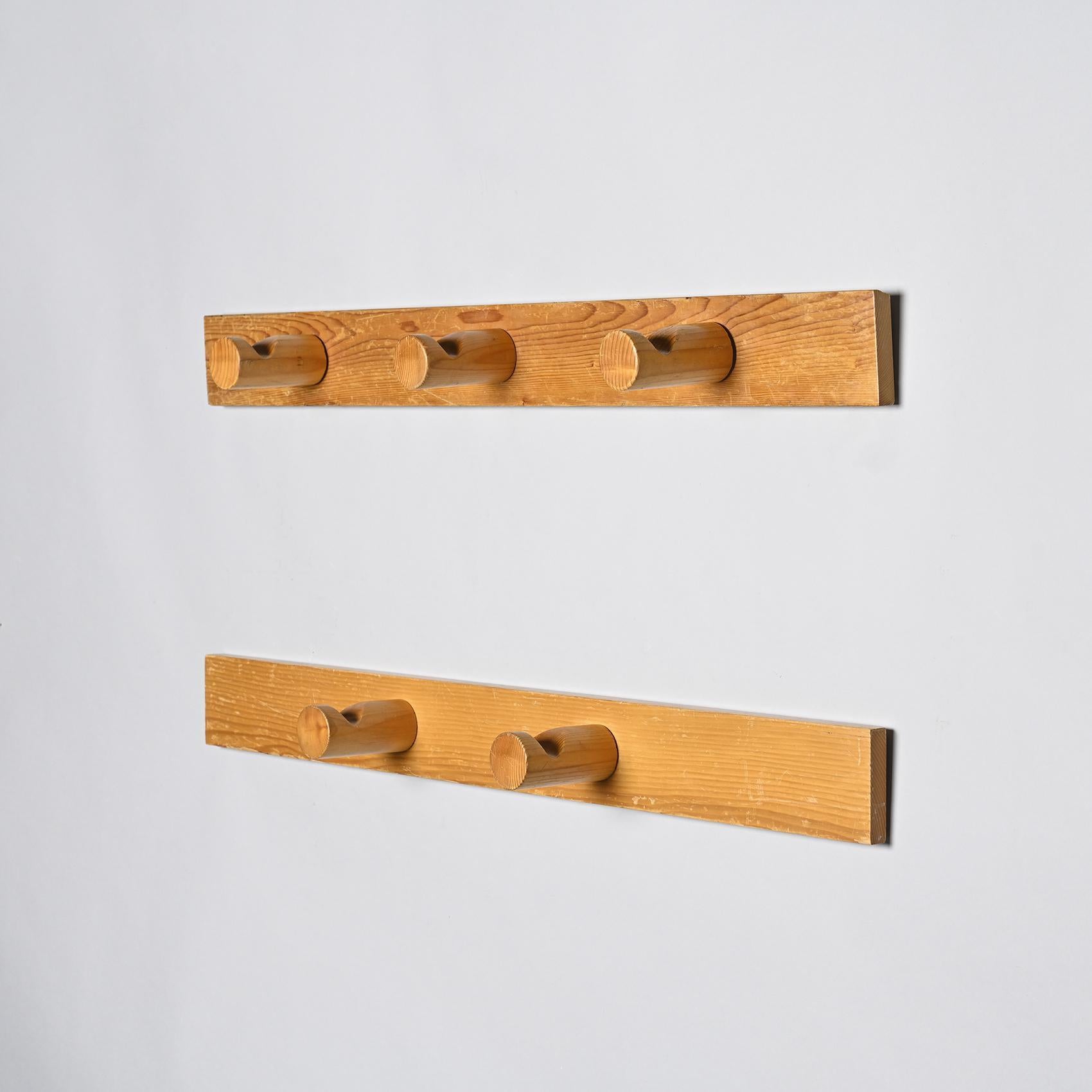 
Set of 2 coat racks in solid pine with 3 and 2 hooks.
Provenance 