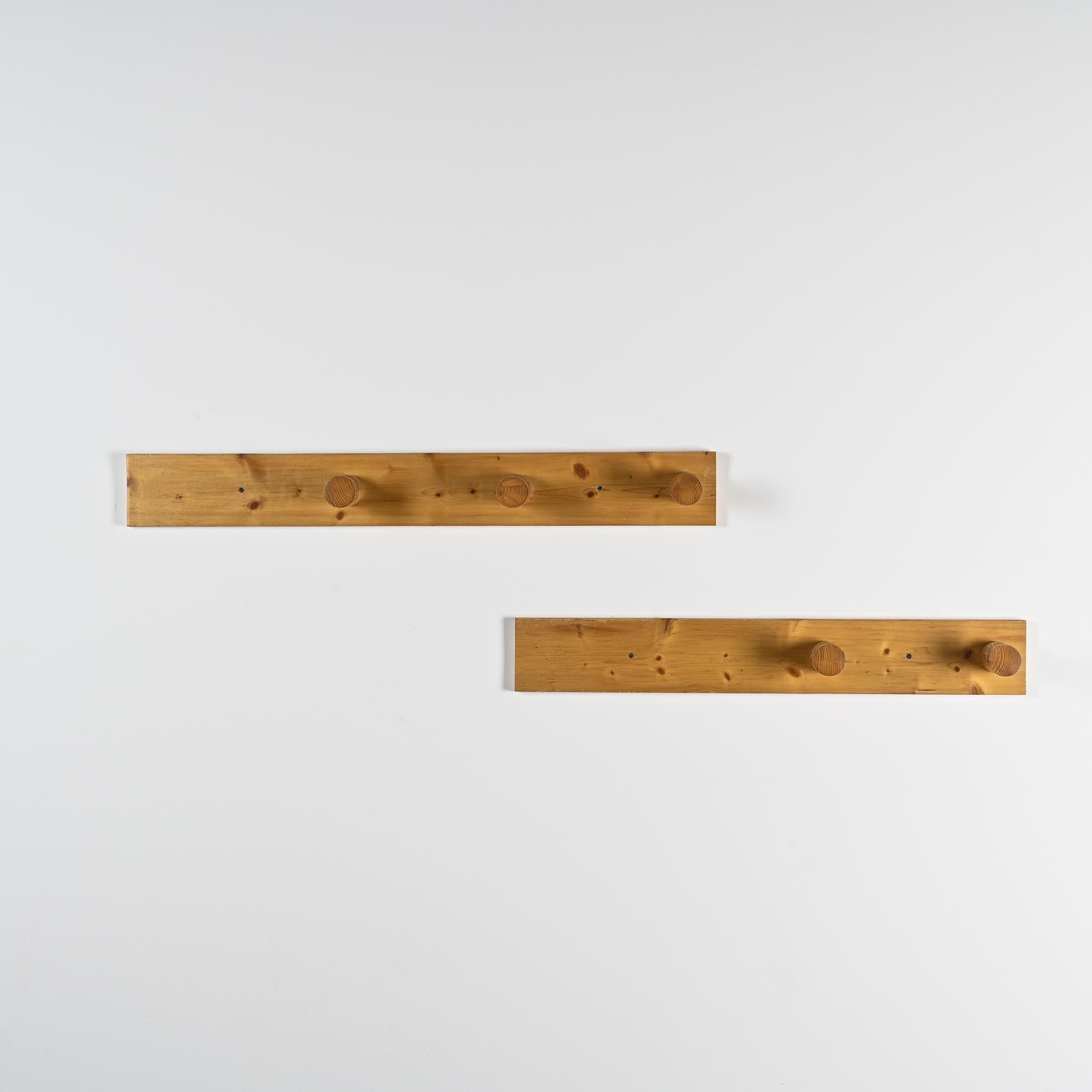 
Set of 2 coat racks in solid pine with 3 and 2 hooks.

Provenance 