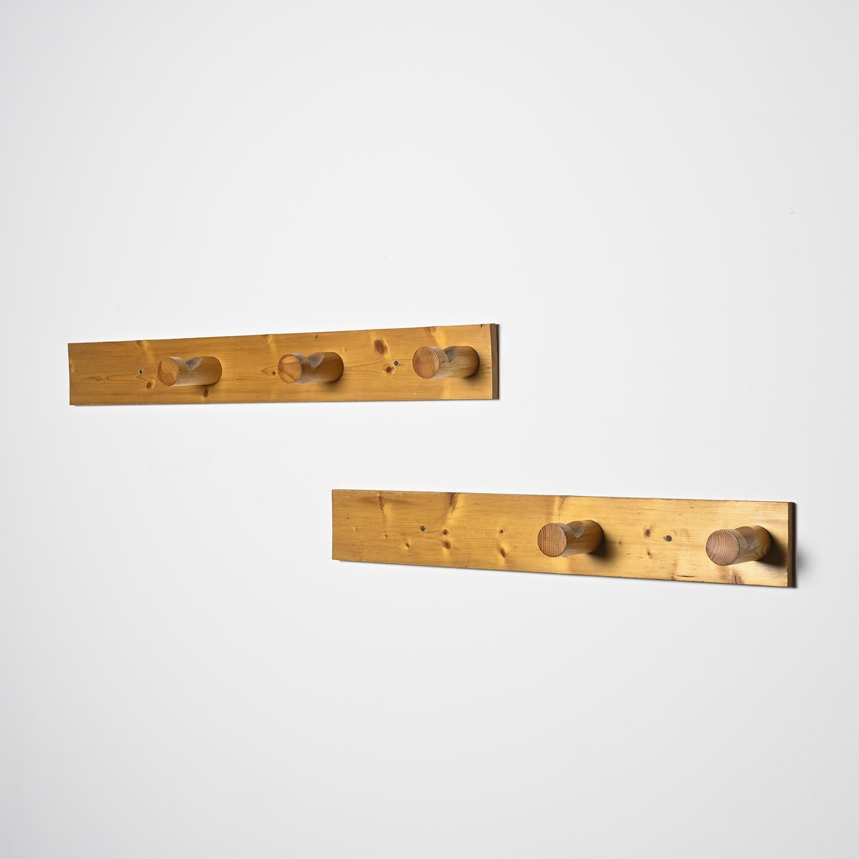 Coat racks by Charlotte Perriand, Les Arcs circa 1975, Set of 2 In Good Condition For Sale In VILLEURBANNE, FR