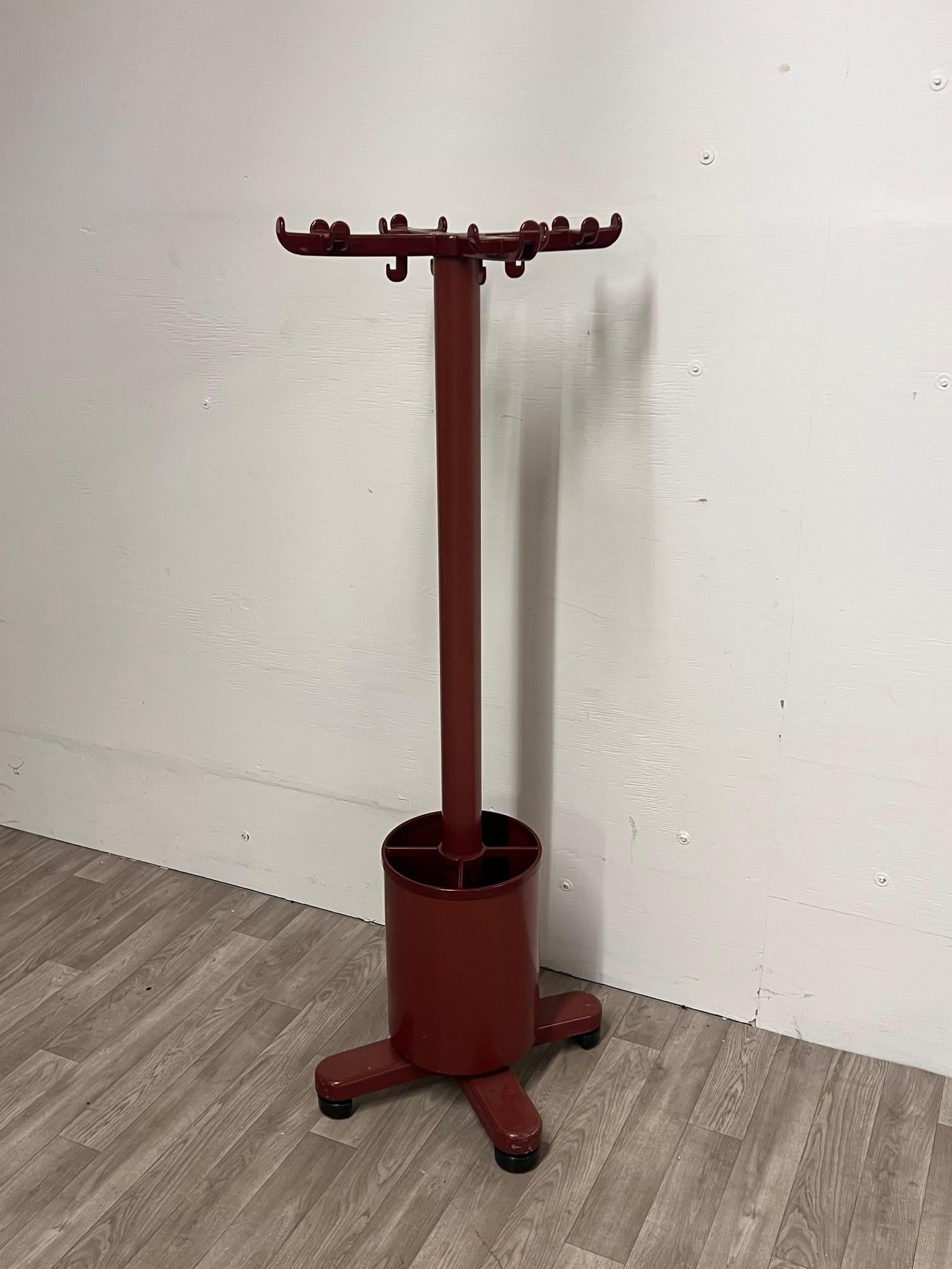 This coat rack with an integrated umbrella stand was created in 1973 by the Italian architect Ettore Sottsass as part of the Synthesis System 45 office furniture series for the Olivetti group.