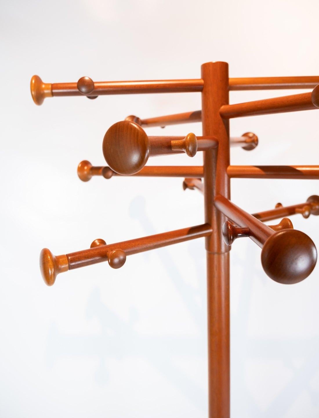 Coat stand in mahogany designed by Nanna Ditzel from 1992. The item is in great vintage condition.
  