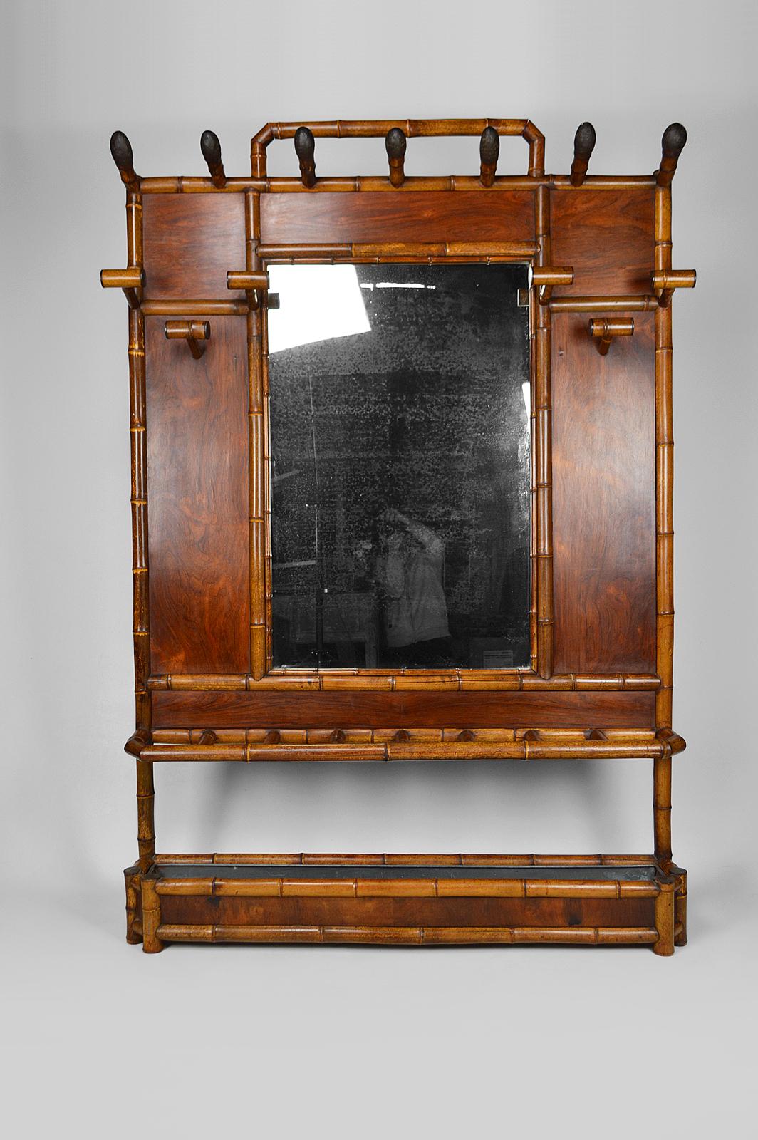 Grande appendiabiti/appendiabiti da ingresso/guardaroba in finto bambù e legno esotico.

È composto da 6 appendiabiti, un grande specchio centrale (112 x 72 cm), un portaombrelli o un porta bastoni con il suo vassoio in zinco.

Art Nouveau