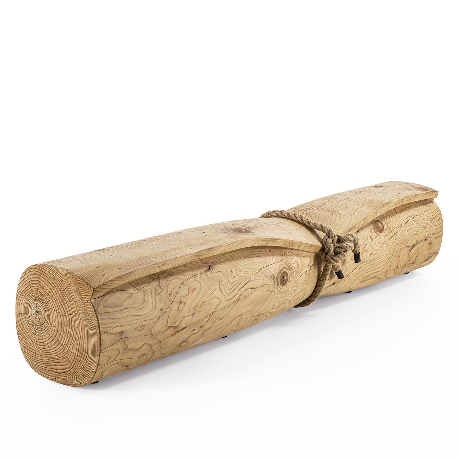 Cedro recubierto de banco, todo fabricado a partir de 1 solo bloque
de madera de cedro tallada y ornamentada con un descentrado
cuerda náutica. Cedro macizo aromático natural, tratado con 
cera natural de extractos de pino.
La madera maciza de cedro