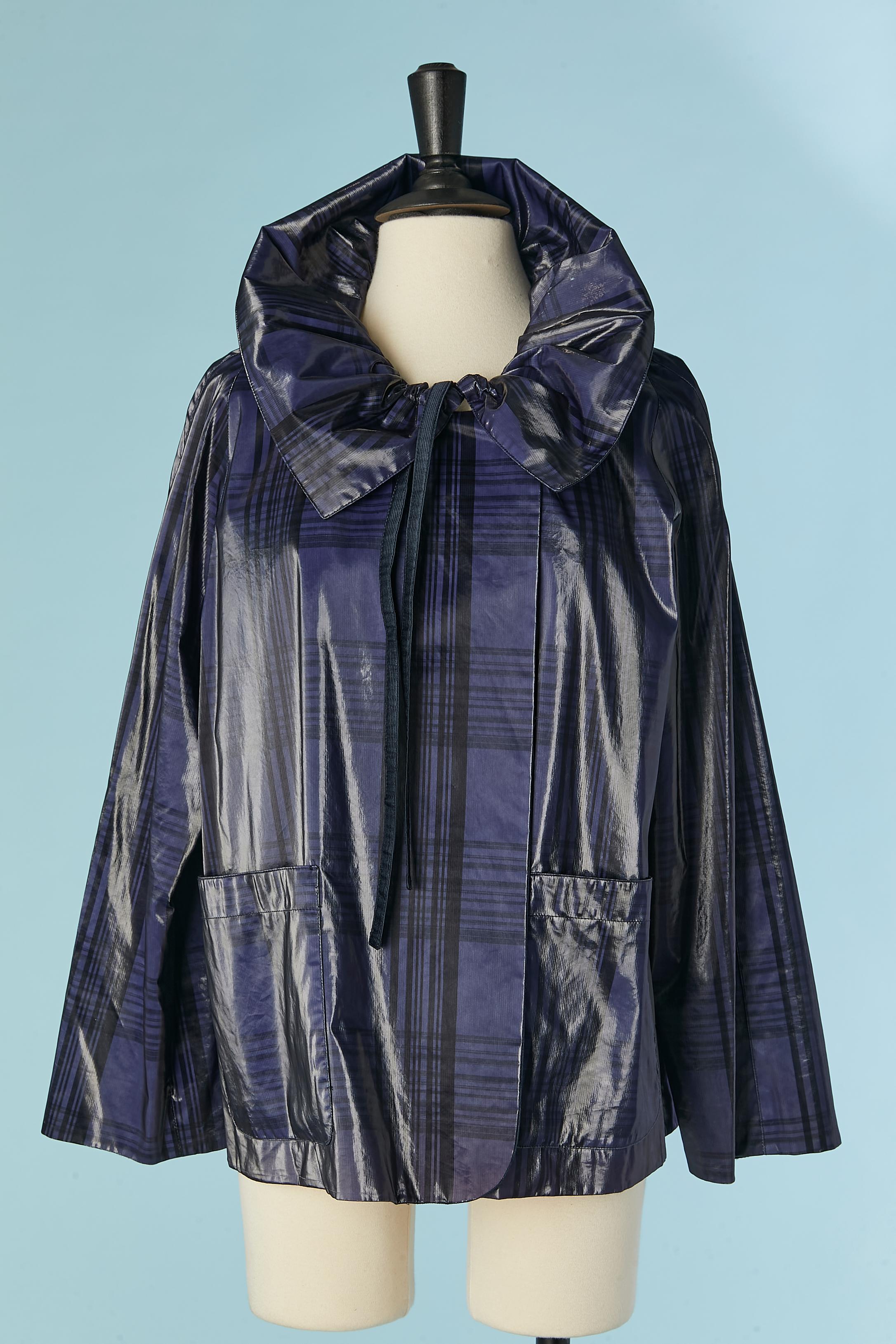 Veste de pluie Coates à carreaux. Pas d'étiquette de composition du tissu mais le tissu intérieur est probablement de la rayonne. Un œillet sous l'aisselle. Poches sur les deux côtés. Cordon de serrage autour du col 
TAILLE L 