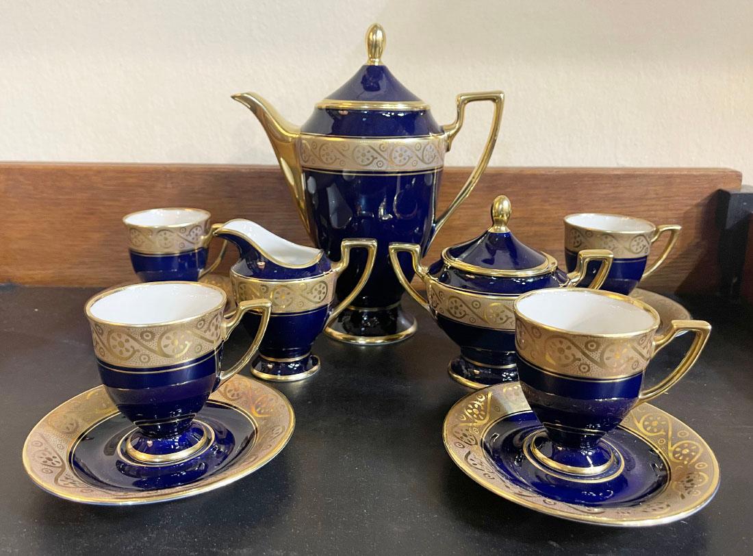 Cobalt and gold Bavaria Waldershof porcelain tea service, Germany

A tea set in Cobalt blue with 22 carat gold paint made bij Bavaria, Waldershof
Germany. The tea set is handmade and consists of a teapot with lid, 4 cups and saucers, a milk jug and