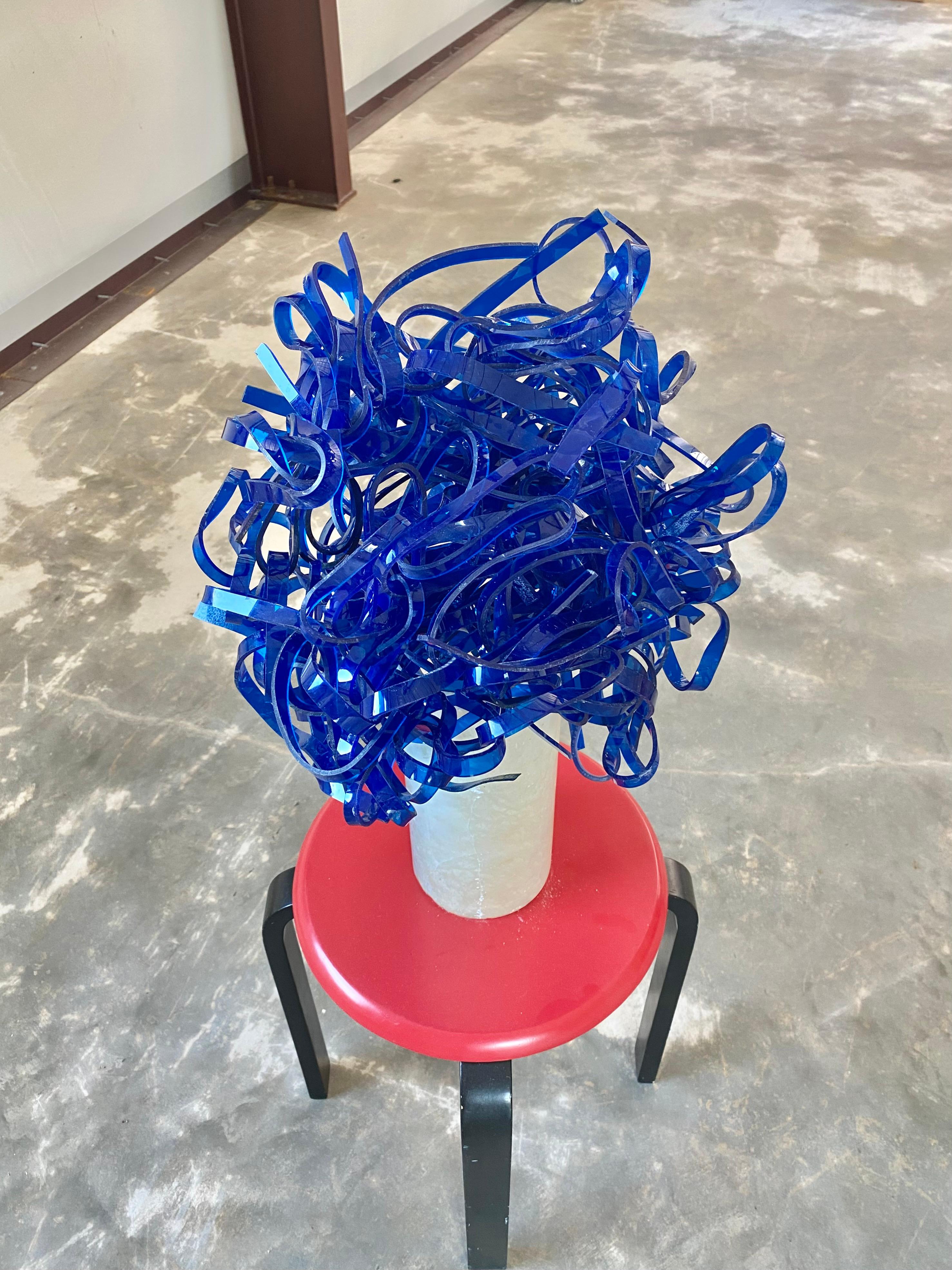 Scultura astratta blu cobalto in acrilico e marmo in vendita 2