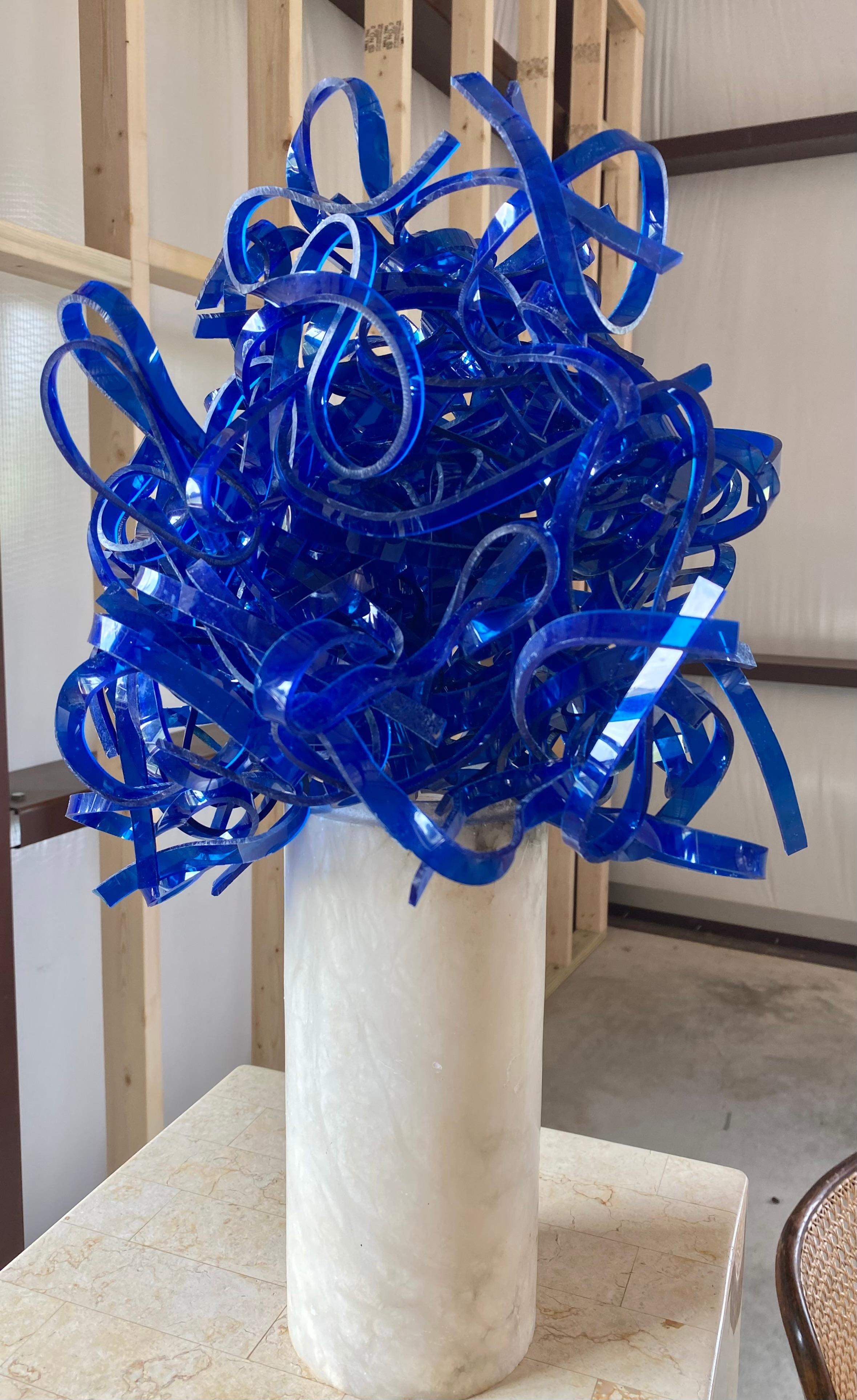 Scultura astratta blu cobalto in acrilico e marmo in vendita 3
