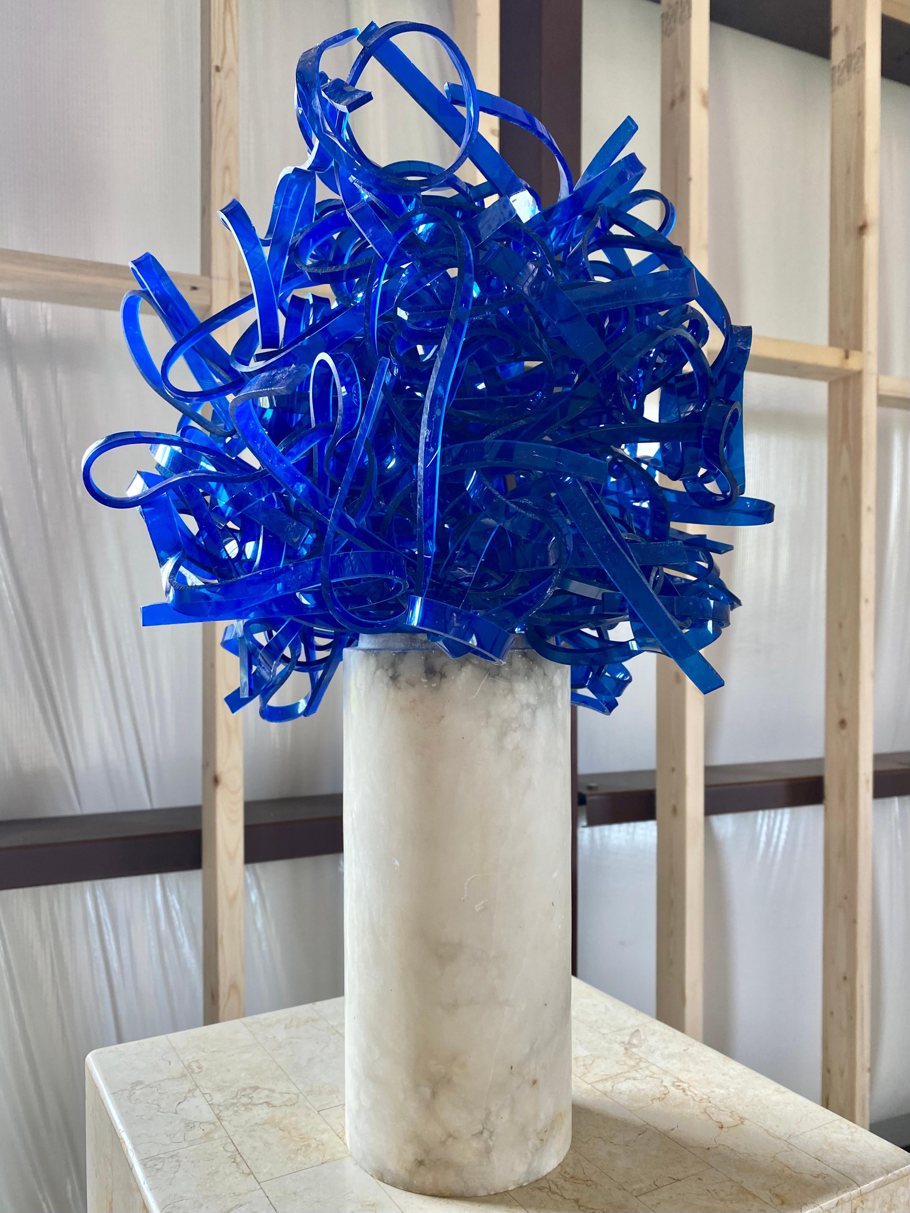 Scultura astratta blu cobalto in acrilico e marmo in vendita 4