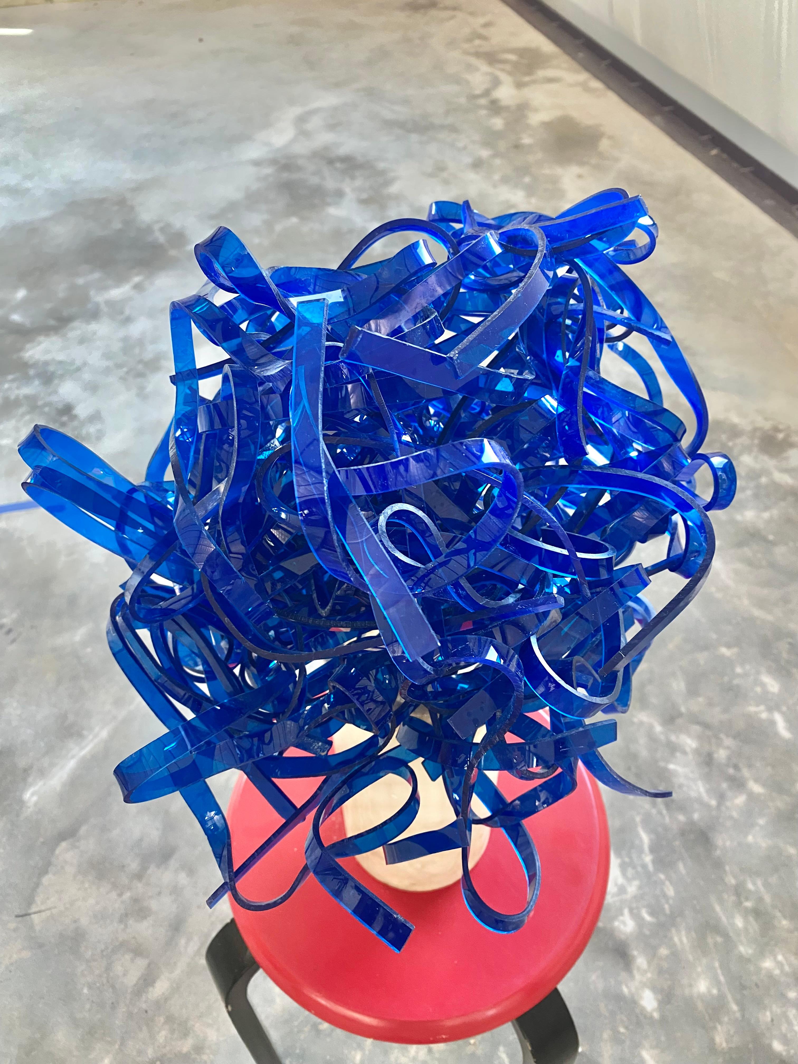 Scultura astratta blu cobalto in acrilico e marmo in vendita 5