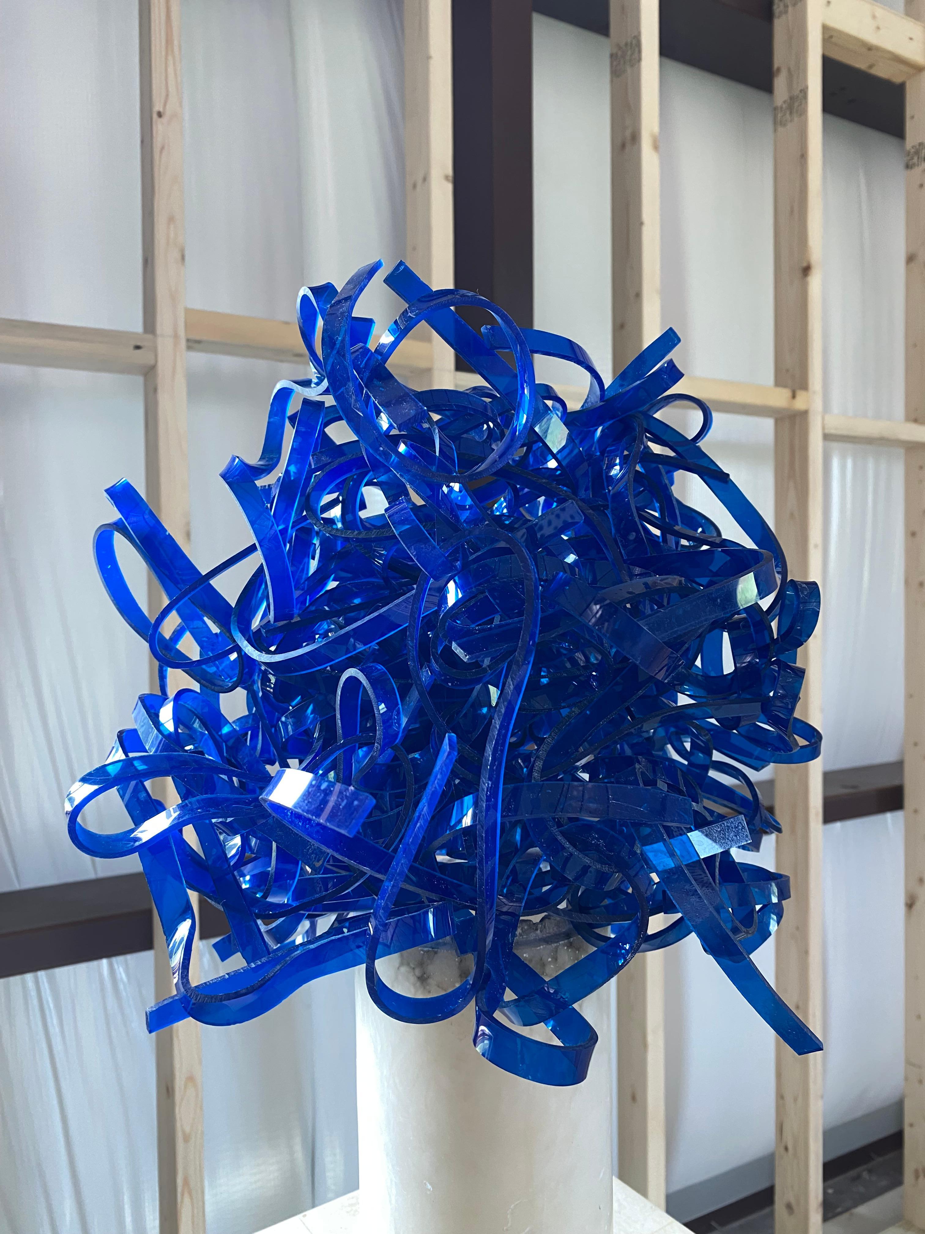 Scultura astratta blu cobalto in acrilico e marmo in vendita 6