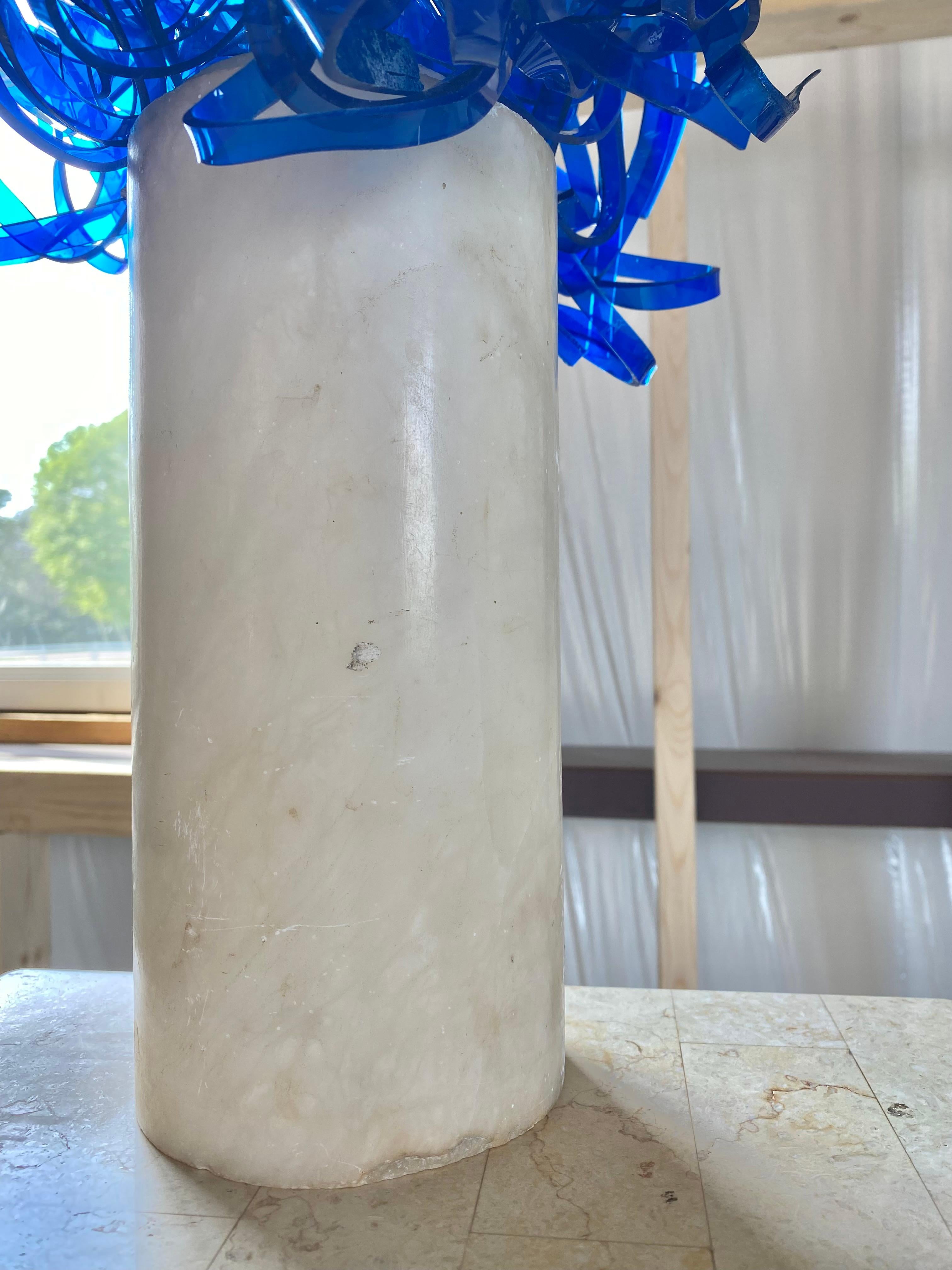 Scultura astratta blu cobalto in acrilico e marmo in vendita 9