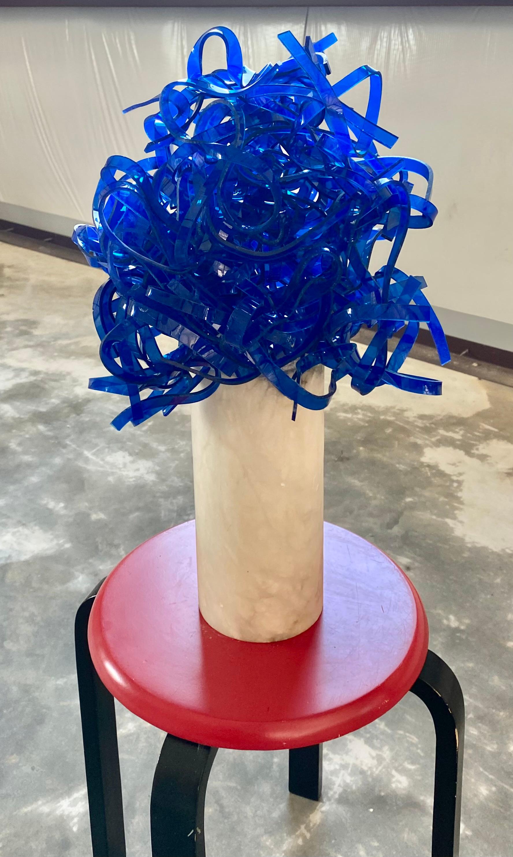 Scultura astratta blu cobalto in acrilico e marmo in vendita 10