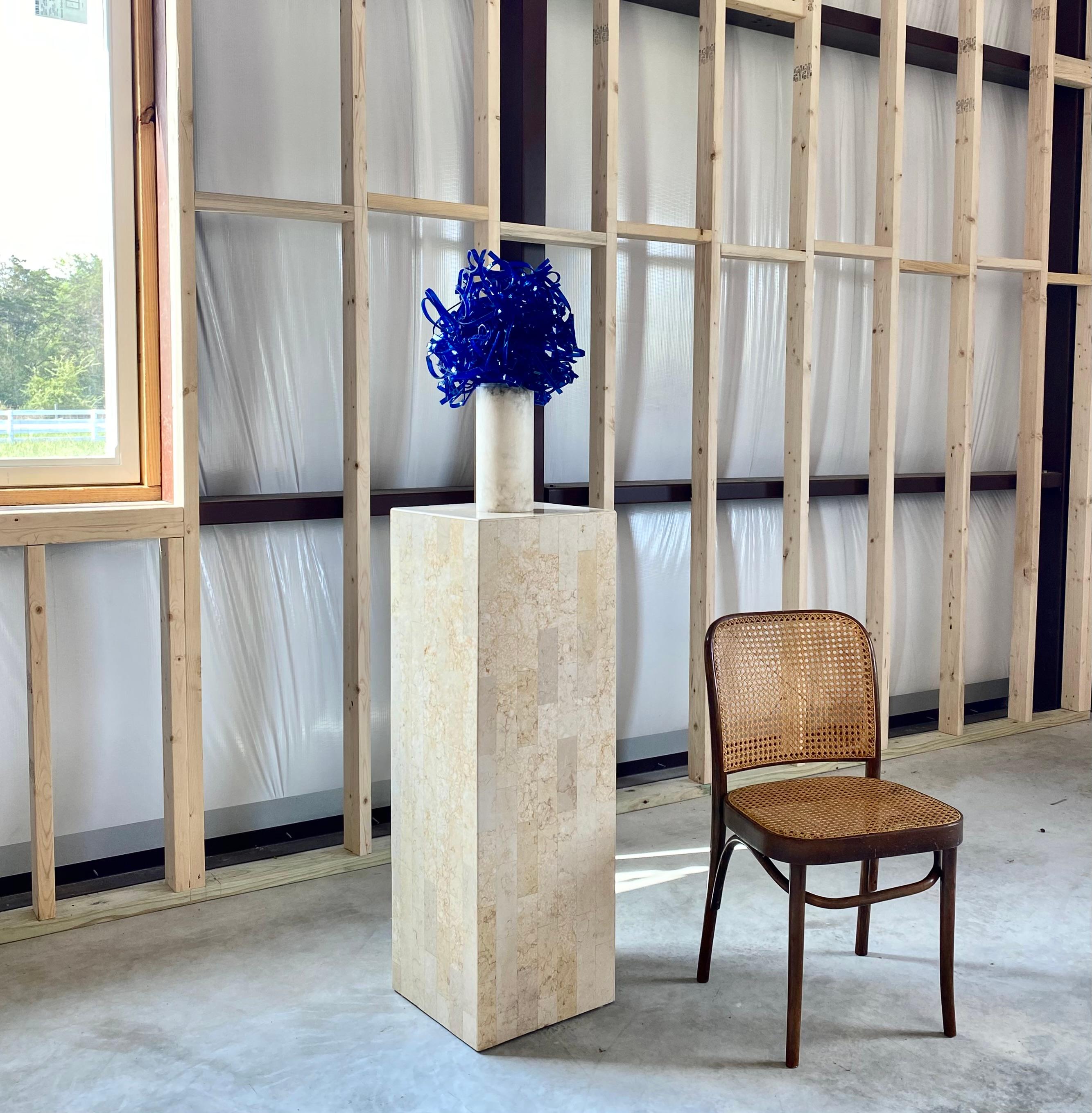 Questa sorprendente scultura postmoderna presenta stravaganti nastri termoformati di acrilico blu cobalto, intrecciati e montati su una base cilindrica di marmo. Proveniente dalla proprietà di un artista di Dallas nel 2015, l'opera offre