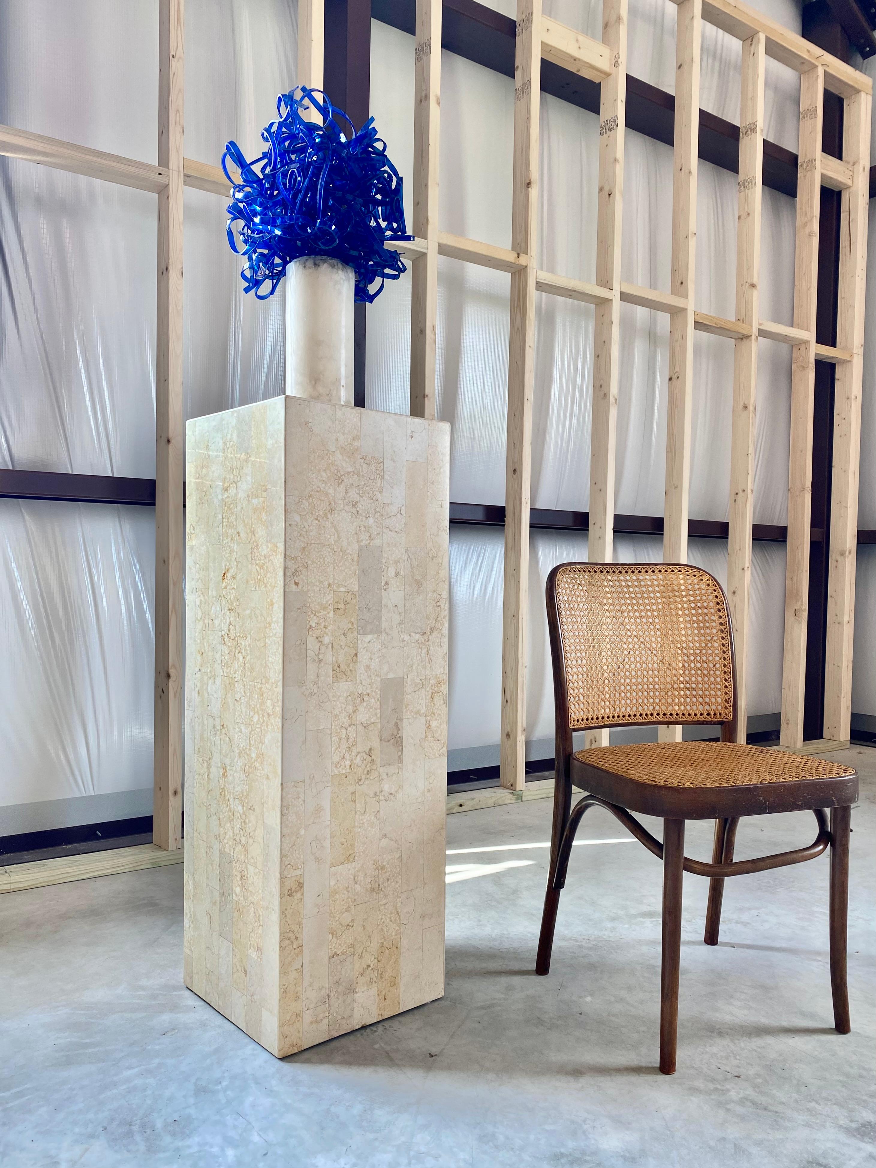 Postmoderno Scultura astratta blu cobalto in acrilico e marmo in vendita