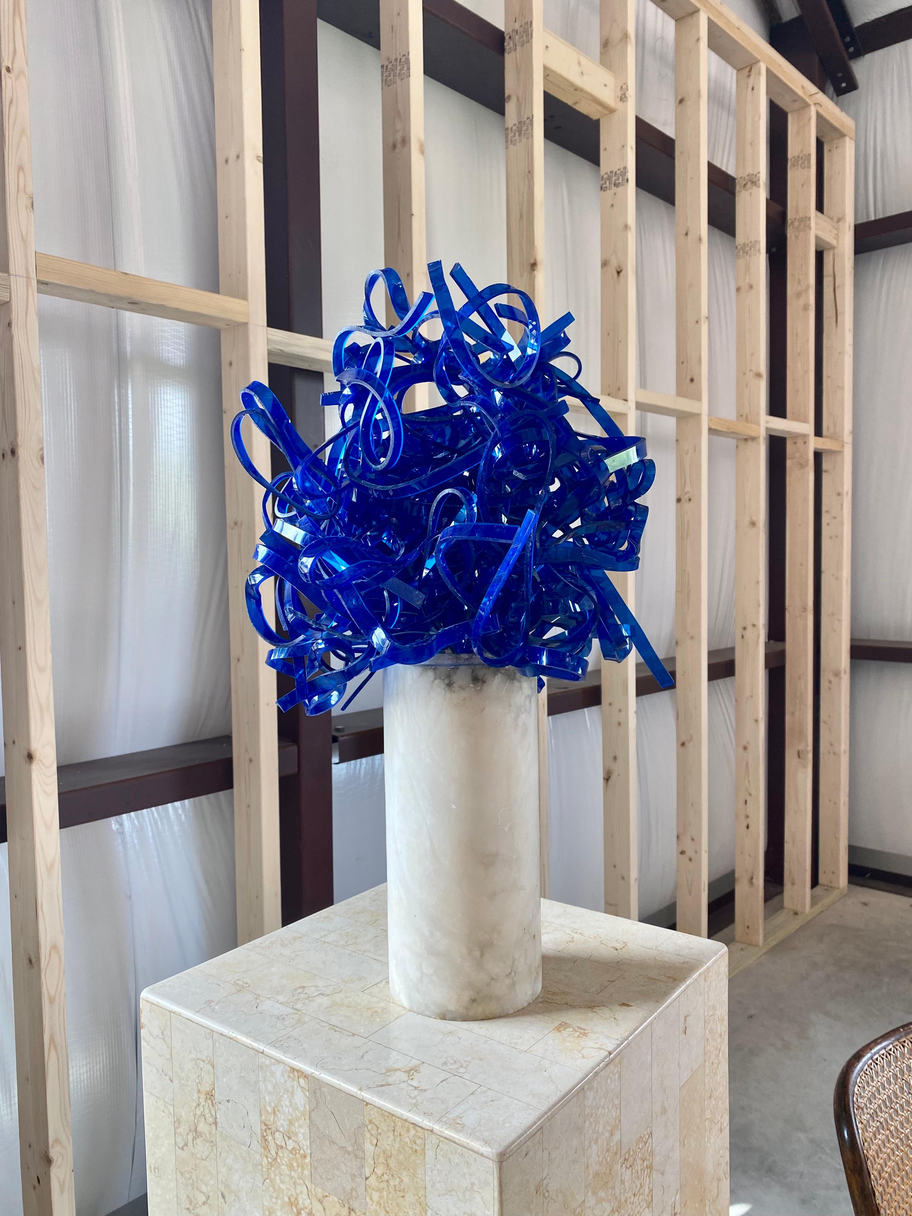 Fatto a mano Scultura astratta blu cobalto in acrilico e marmo in vendita