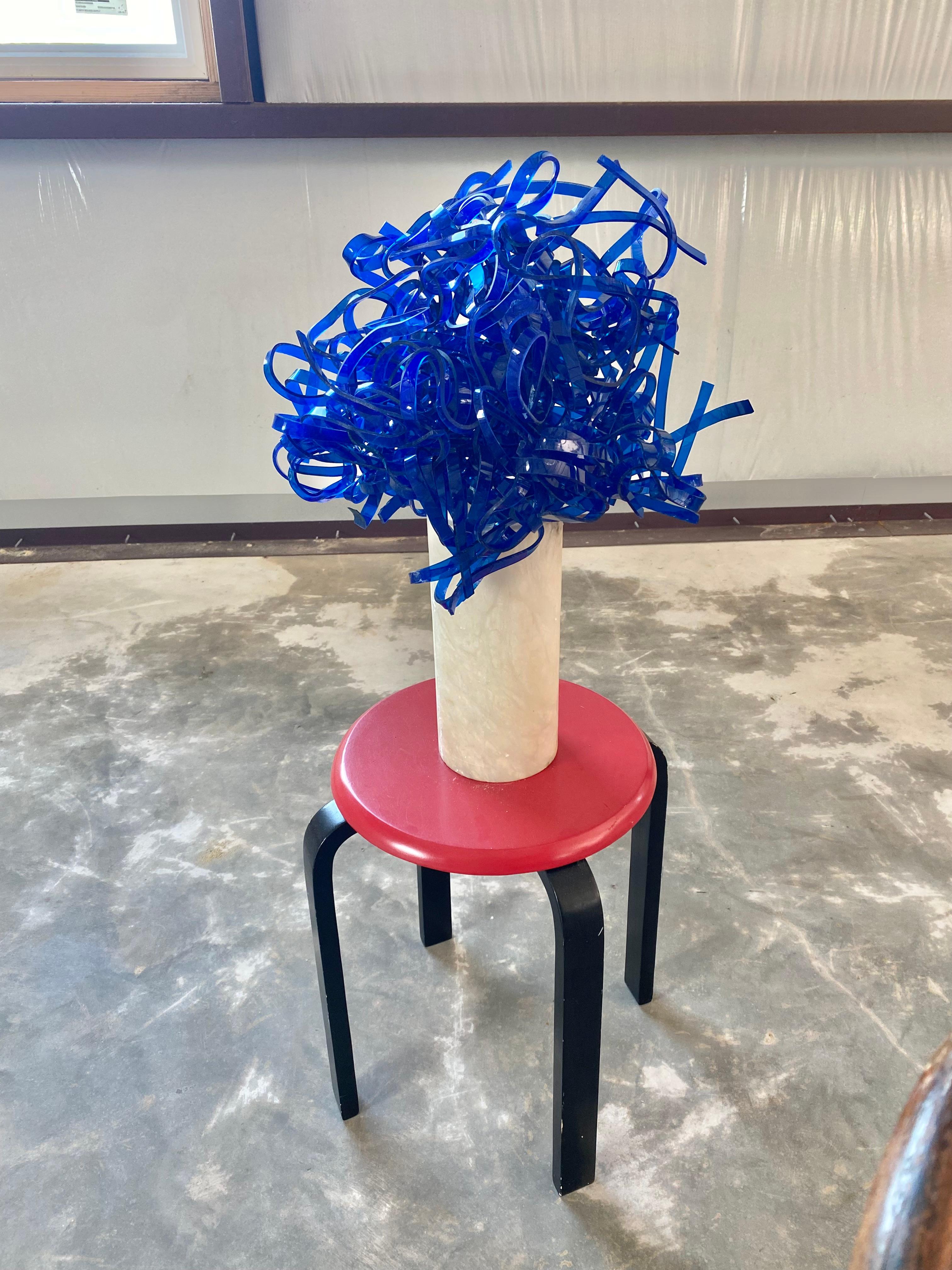 Scultura astratta blu cobalto in acrilico e marmo In condizioni buone in vendita a Round Top, TX