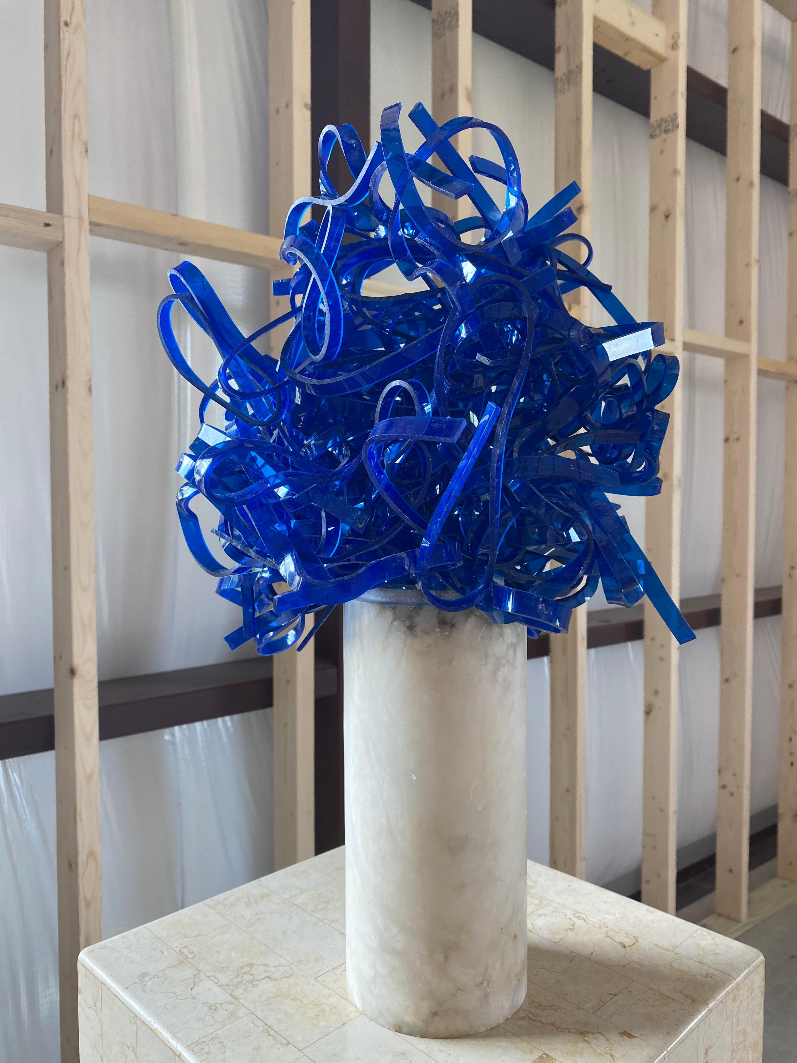 XX secolo Scultura astratta blu cobalto in acrilico e marmo in vendita