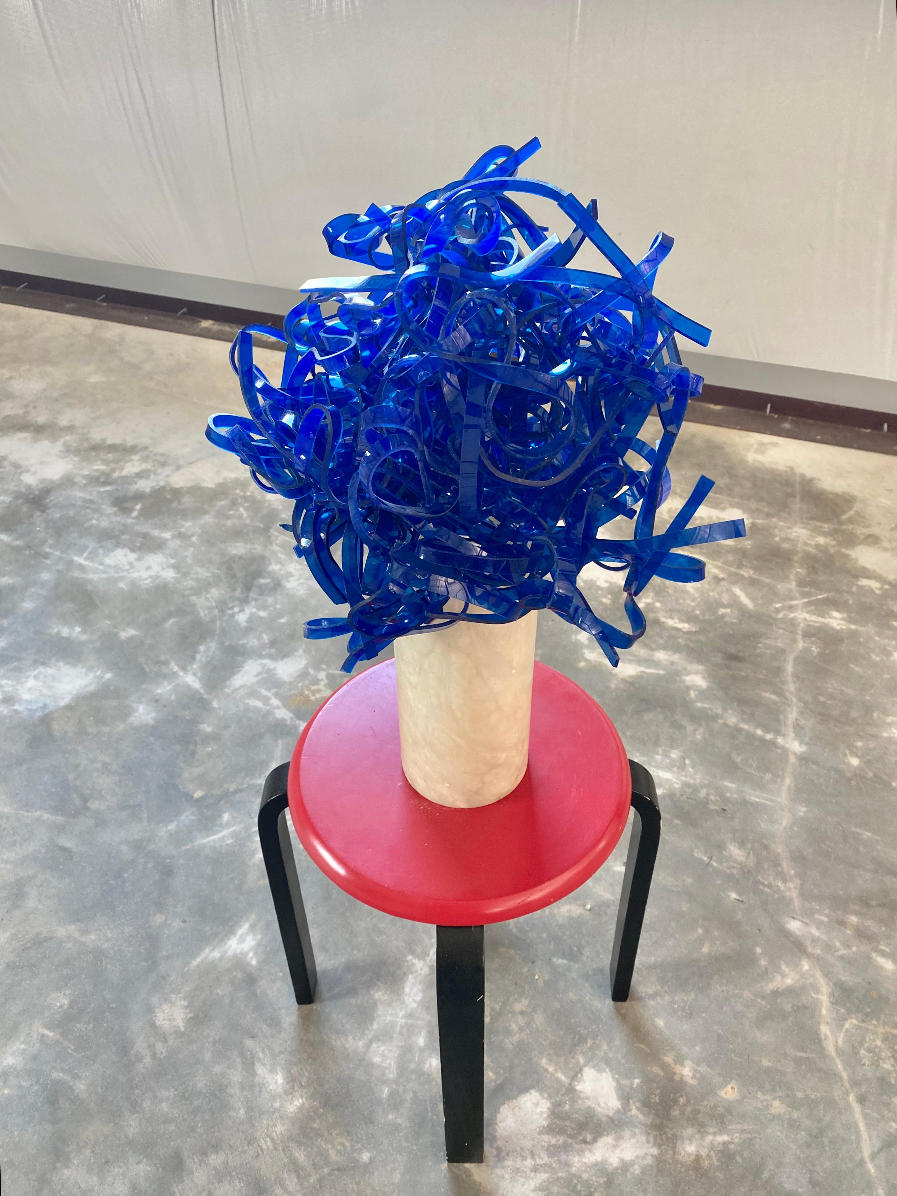 Acrilico Scultura astratta blu cobalto in acrilico e marmo in vendita