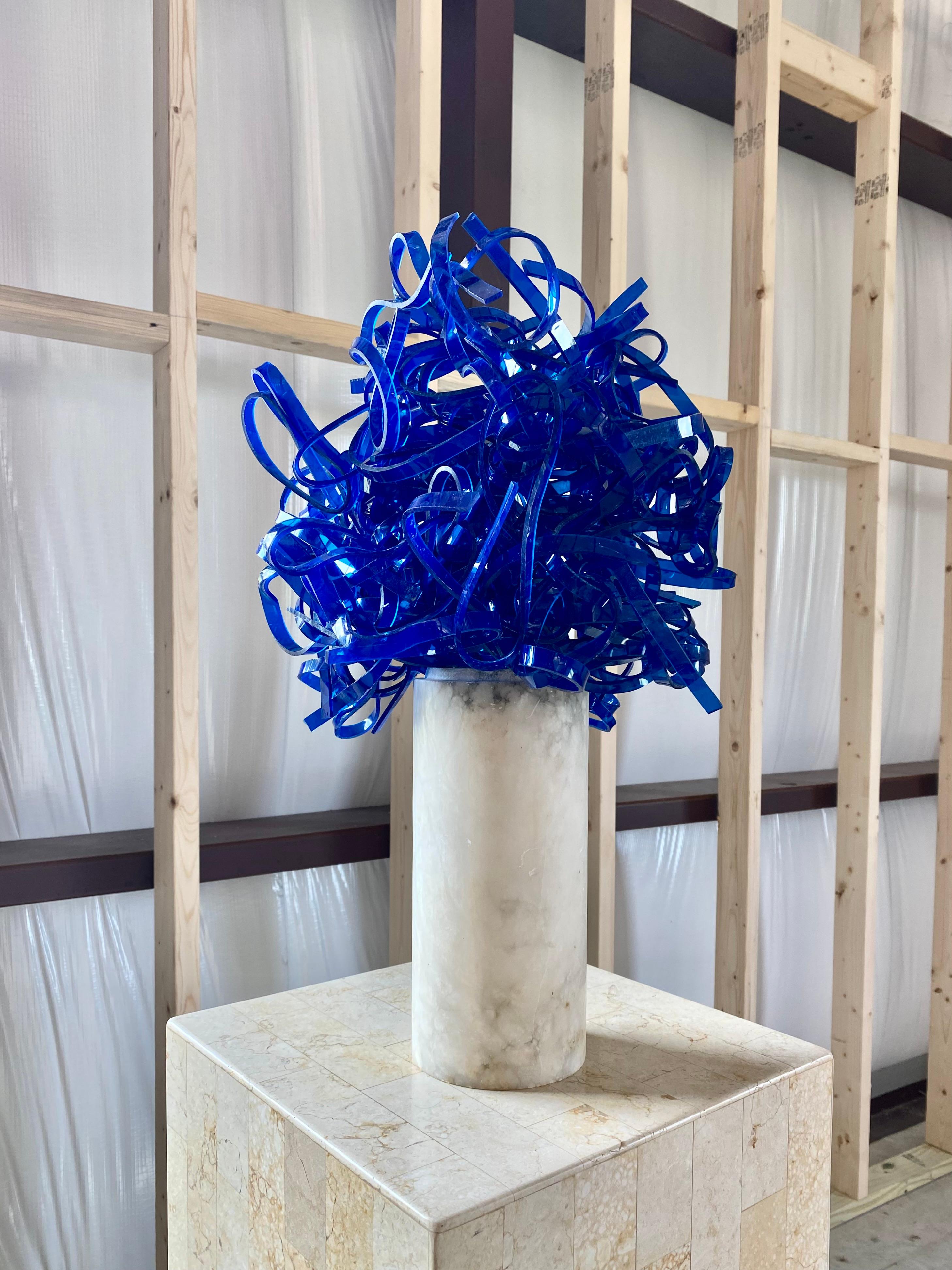 Scultura astratta blu cobalto in acrilico e marmo in vendita 1