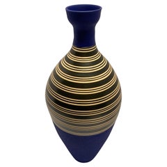 Kobaltblaue und schwarz-weiß gestreifte Vase, Türkei, Contemporary