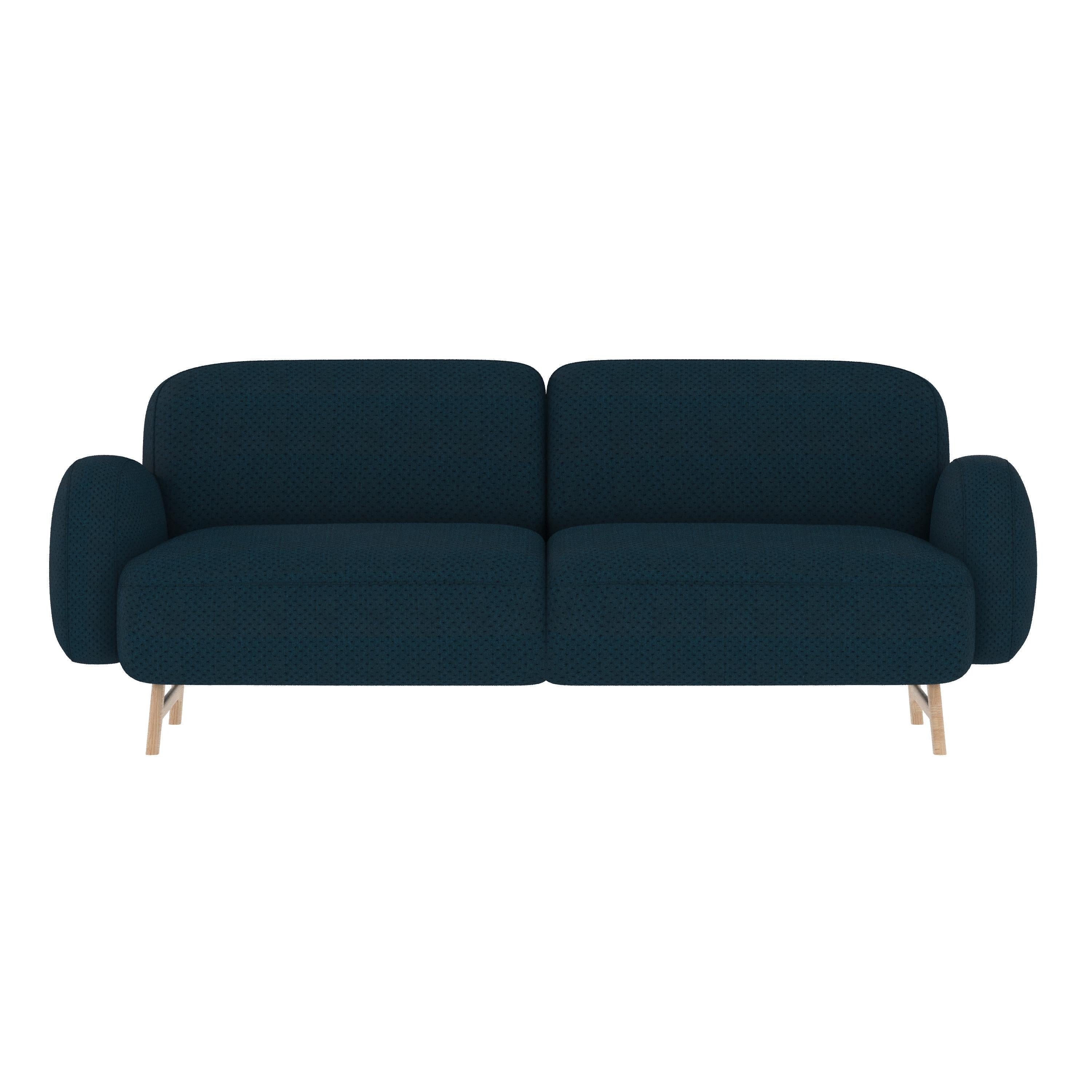 Kobaltblaues Auguste 3-Sitzer Sofa von HARTO
Abmessungen: B 216 x T 95 x H 79 cm. 
MATERIALIEN: Massive Kiefer, Sperrholz, 88% Polyester, 12% recyceltes Polyester, Schaumstofftyp: HR35 / S30-Schaumstoff.
Gewicht: 45,6 kg

Das Sofa Auguste, mit 2