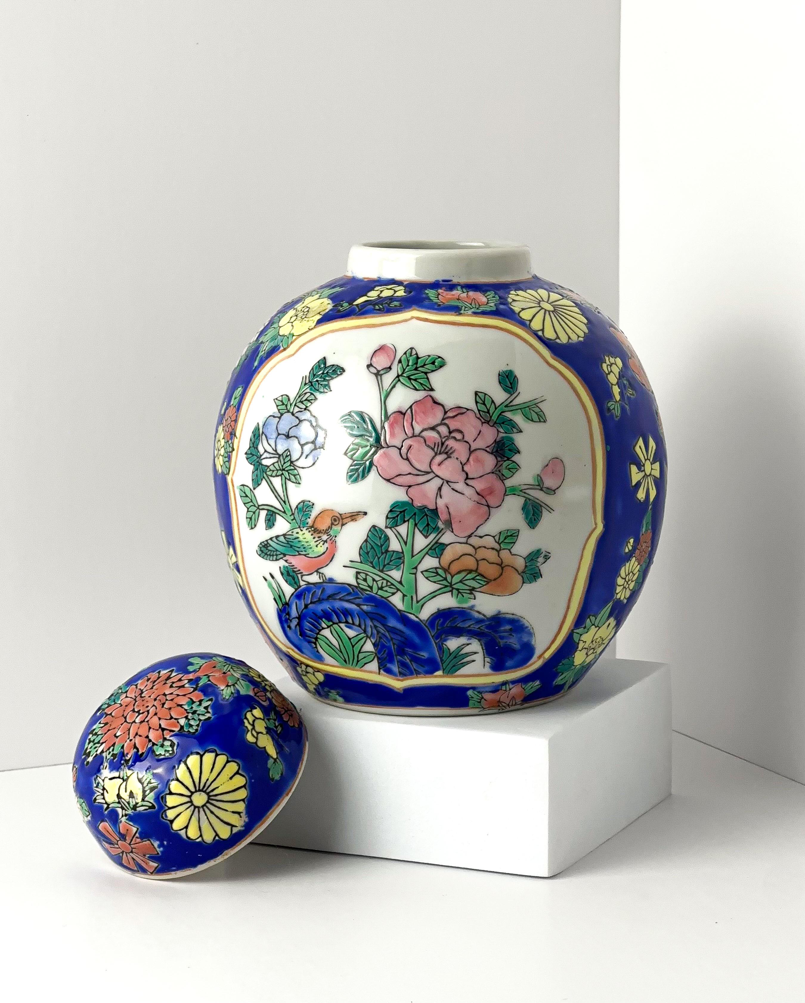 Vasetto di zenzero cinese d'epoca, blu cobalto - circa anni '70 - Timbro Qianlong

Decorato con scene incorniciate in stile cineseria smaltate a mano sia sul fronte che sul retro. Ogni lato raffigura una scena primaverile di tre vivaci fiori di
