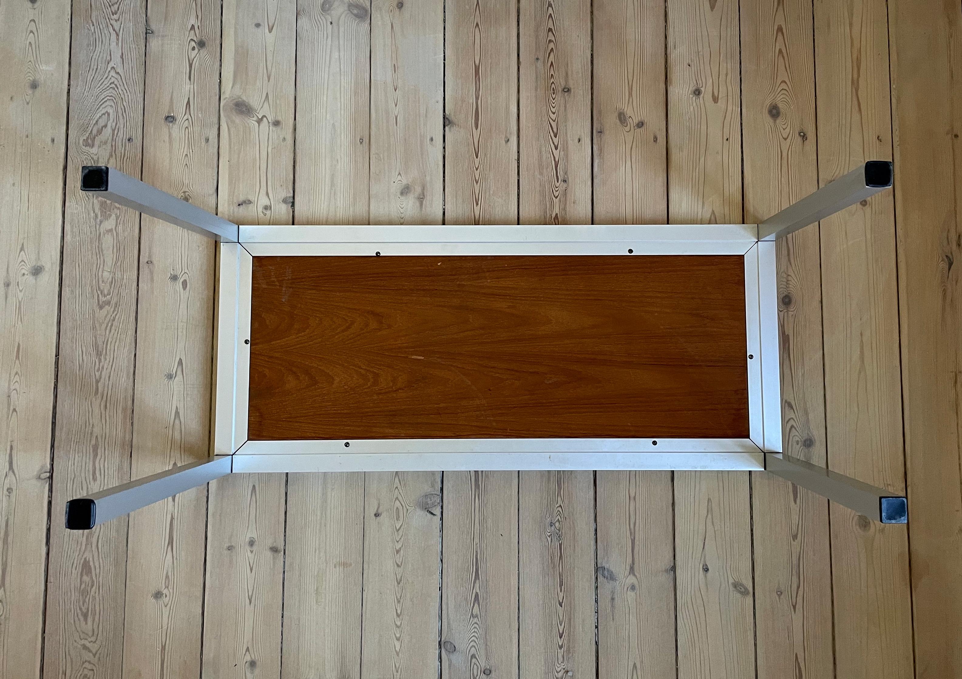 Table basse à pied chromé des années 1980, bleu cobalt, corail, carreaux noirs en vente 5