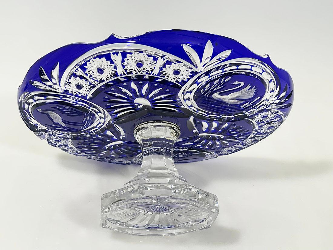 Assiette en cristal de Bohème taillé bleu cobalt sur pied décoré d'oiseaux en vente 4