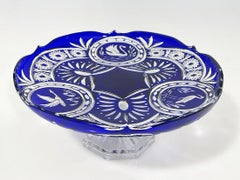 Teller aus geschliffenem böhmischem Kristall, kobaltblau, auf Fuß mit Vögeln verziert
