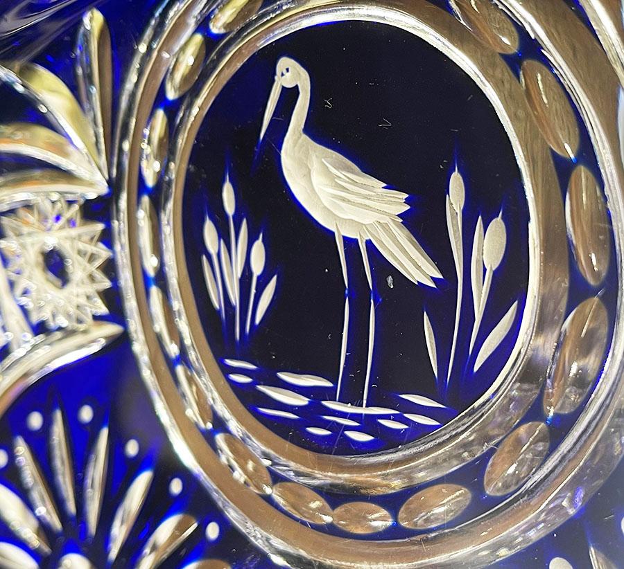 Tchèque Assiette en cristal de Bohème taillé bleu cobalt sur pied décoré d'oiseaux en vente