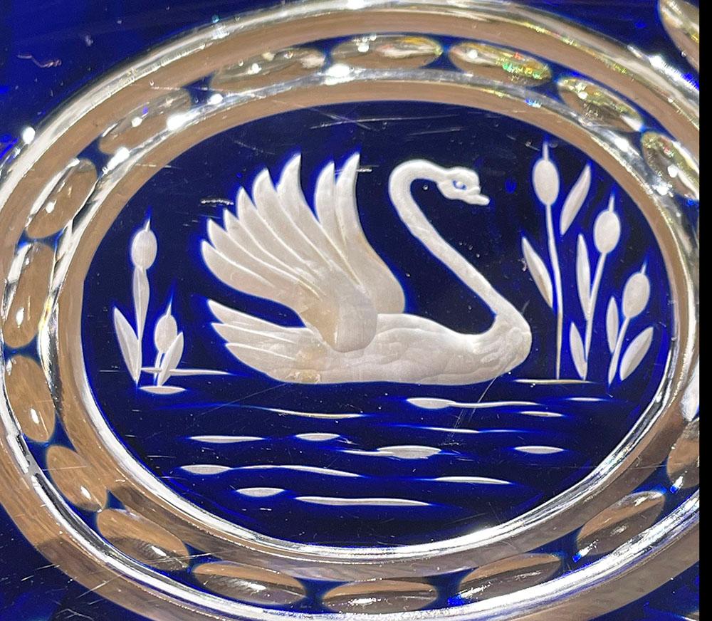 Assiette en cristal de Bohème taillé bleu cobalt sur pied décoré d'oiseaux Bon état - En vente à Delft, NL