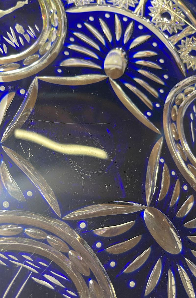 20ième siècle Assiette en cristal de Bohème taillé bleu cobalt sur pied décoré d'oiseaux en vente