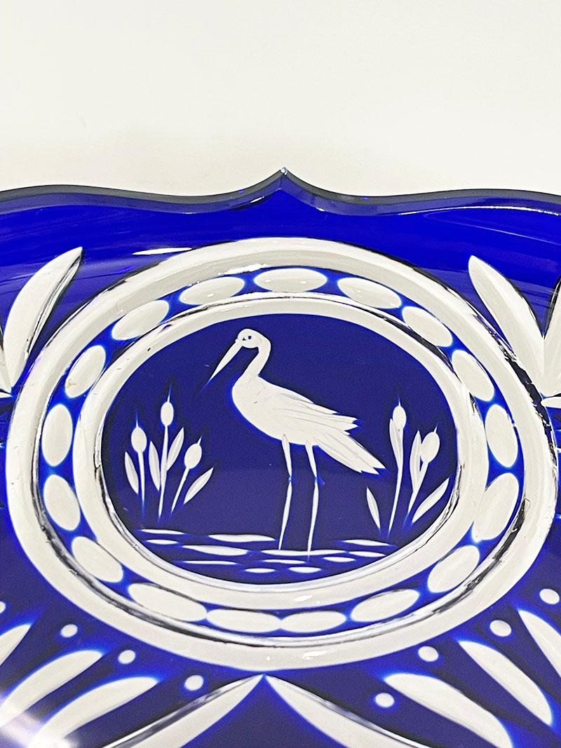 Cristal Assiette en cristal de Bohème taillé bleu cobalt sur pied décoré d'oiseaux en vente