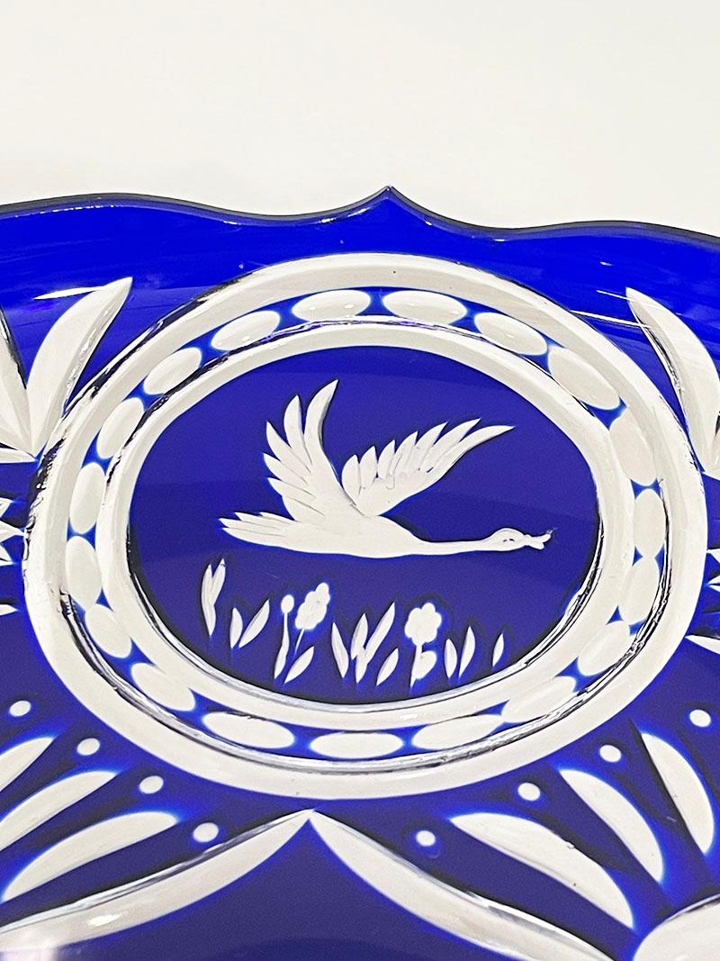 Assiette en cristal de Bohème taillé bleu cobalt sur pied décoré d'oiseaux en vente 1