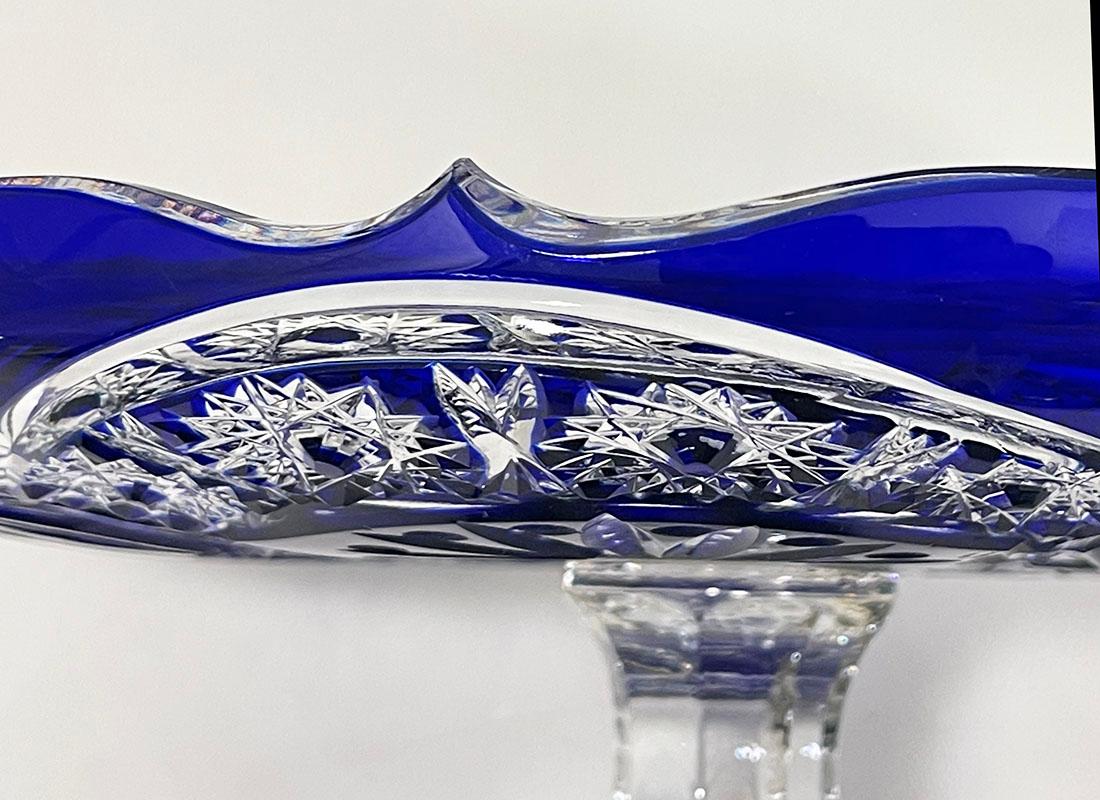 Assiette en cristal de Bohème taillé bleu cobalt sur pied décoré d'oiseaux en vente 2