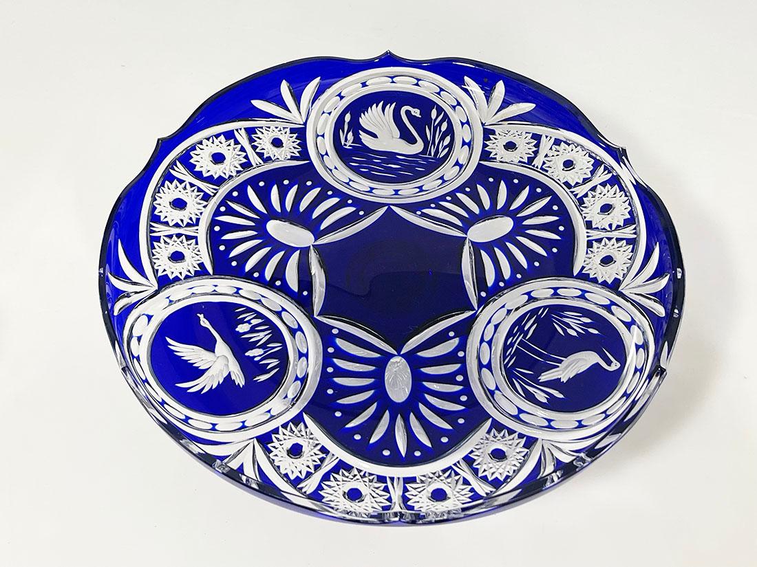 Assiette en cristal de Bohème taillé bleu cobalt sur pied décoré d'oiseaux en vente 3