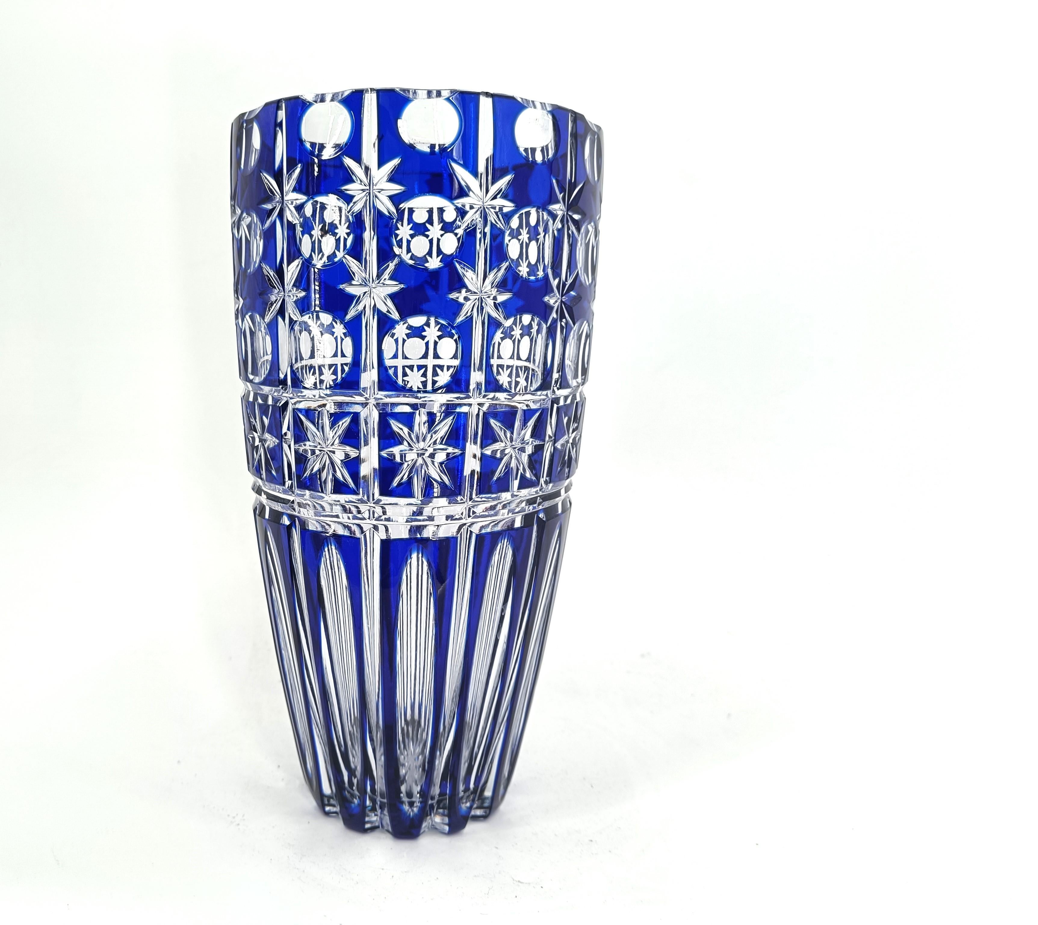 Jarrón bohemio de cristal tallado azul cobalto, años 60 en venta 3