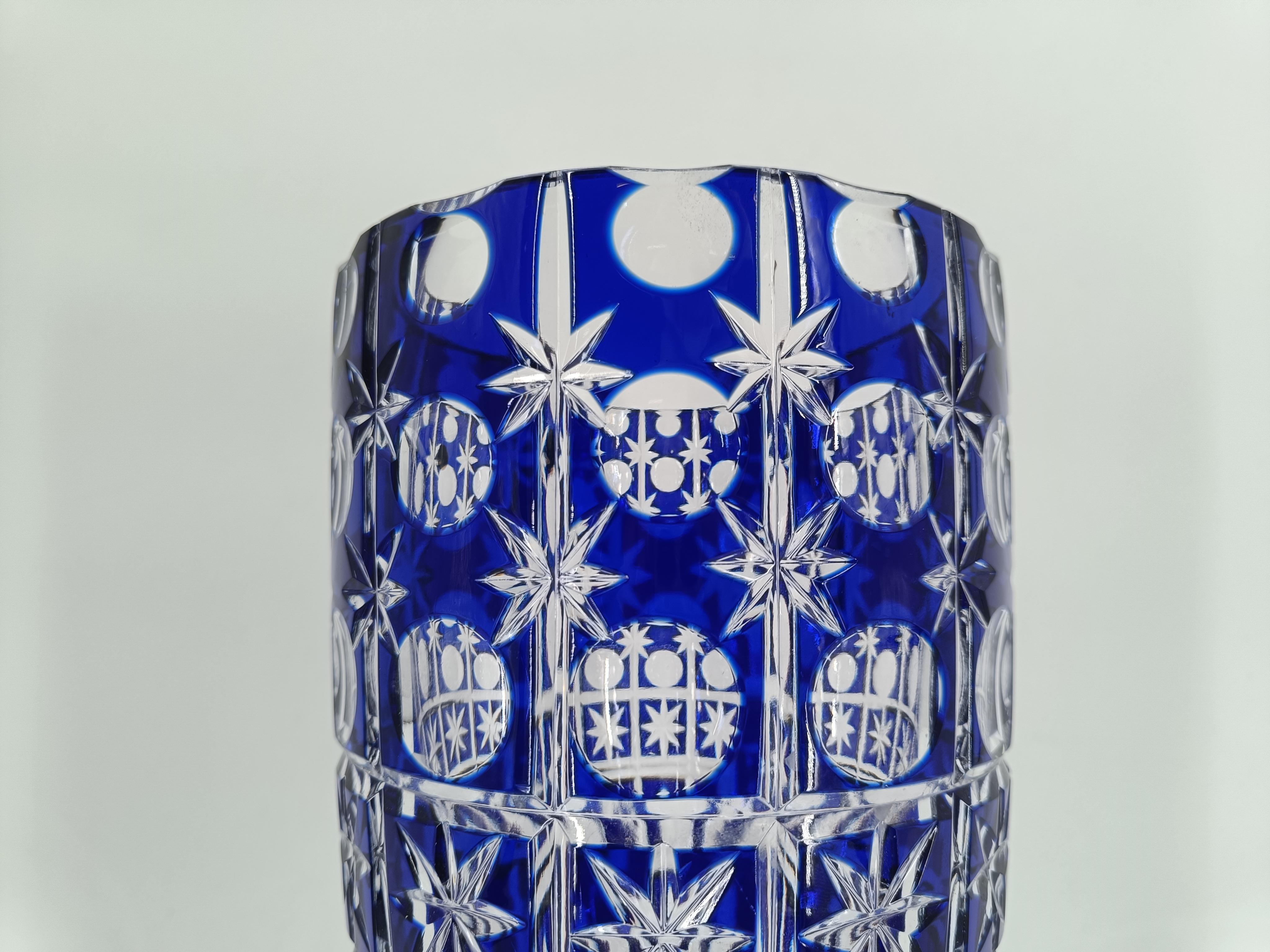 Jarrón bohemio de cristal tallado azul cobalto, años 60 en venta 4