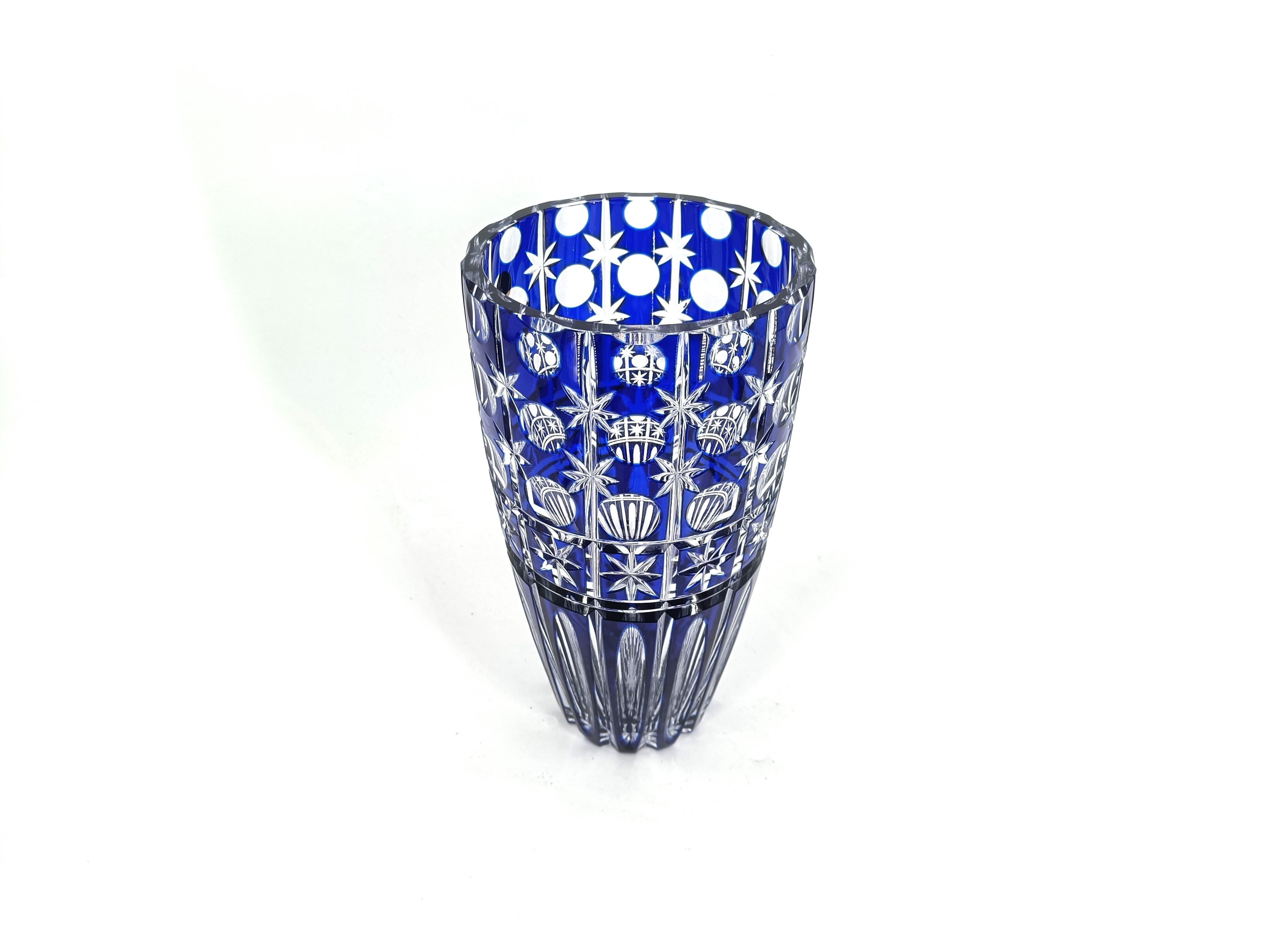 Precioso jarrón de cristal tallado azul cobalto.

años 60 - Francia

Bonito color.

Muy buen estado.

Dimensiones:
Altura: 30 cm
Diámetro: 16 cm

Referencia: 24111001