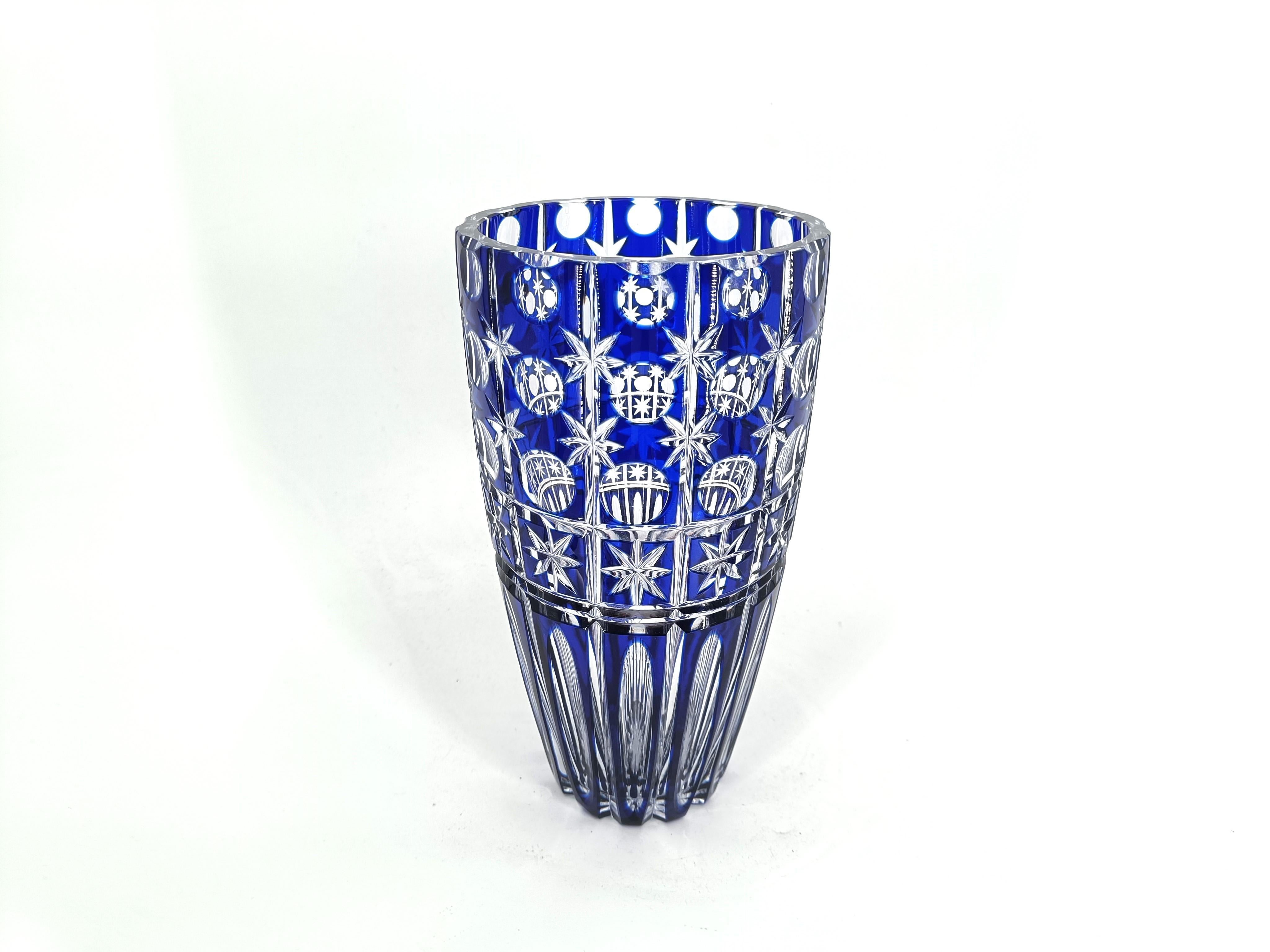Jarrón bohemio de cristal tallado azul cobalto, años 60 Art Decó en venta