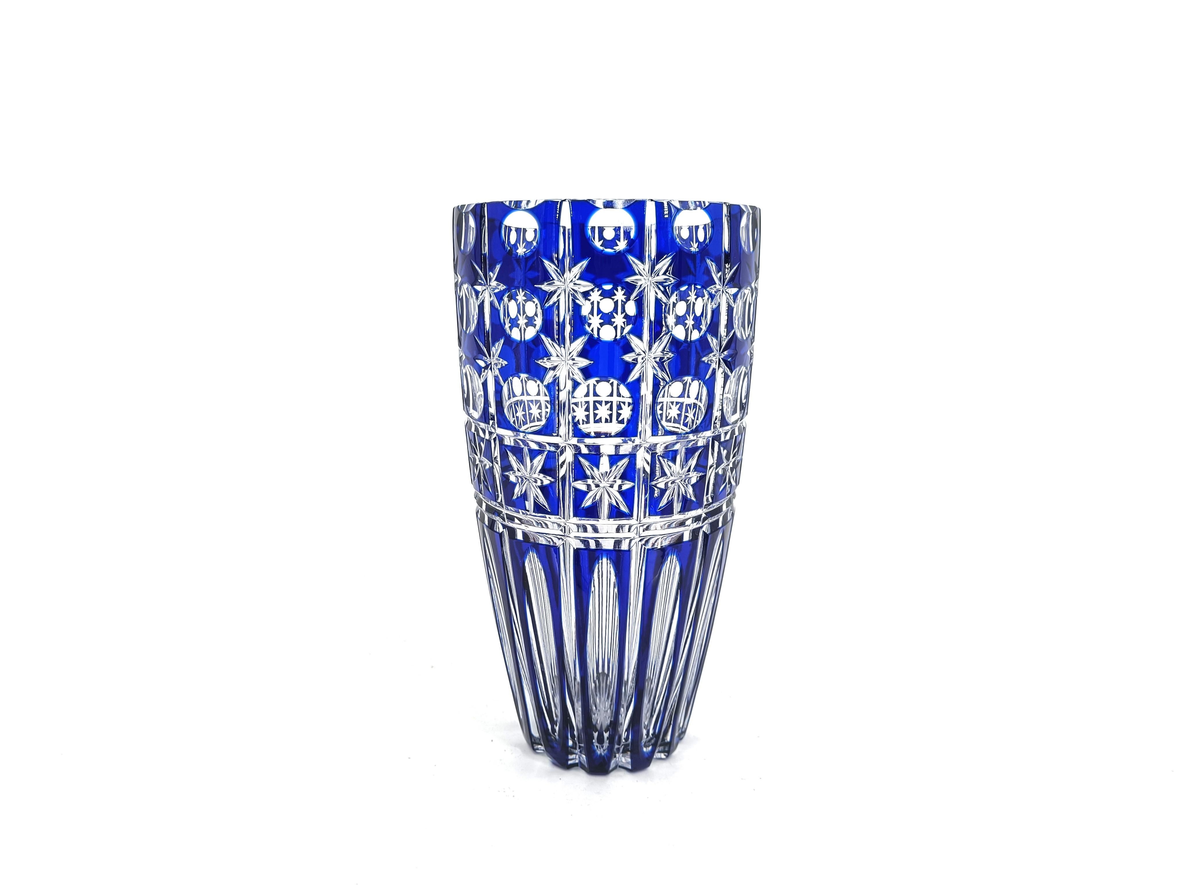Jarrón bohemio de cristal tallado azul cobalto, años 60 Francés en venta