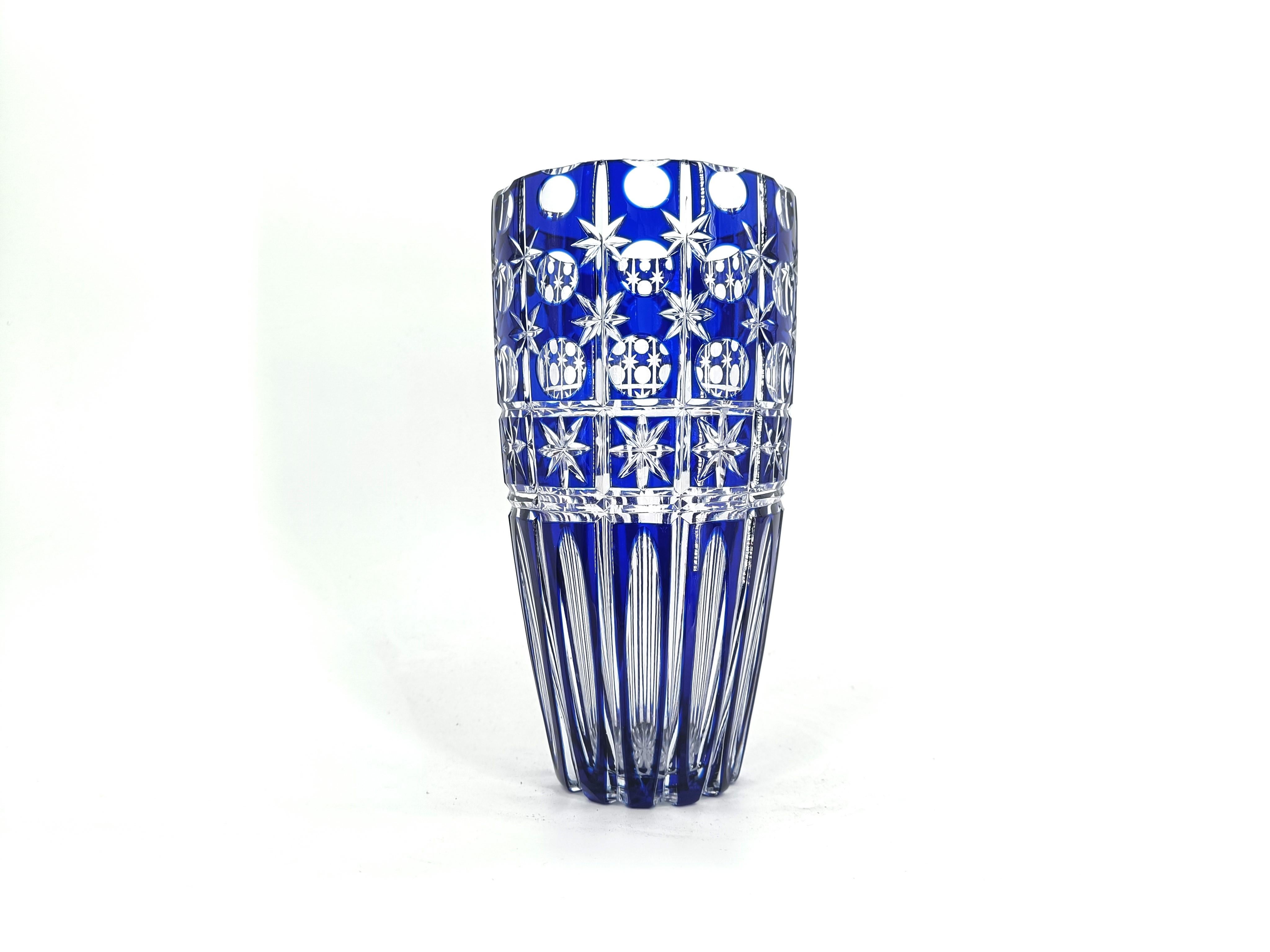 Jarrón bohemio de cristal tallado azul cobalto, años 60 en Bueno estado para la venta en Leuven, Vlaams Gewest