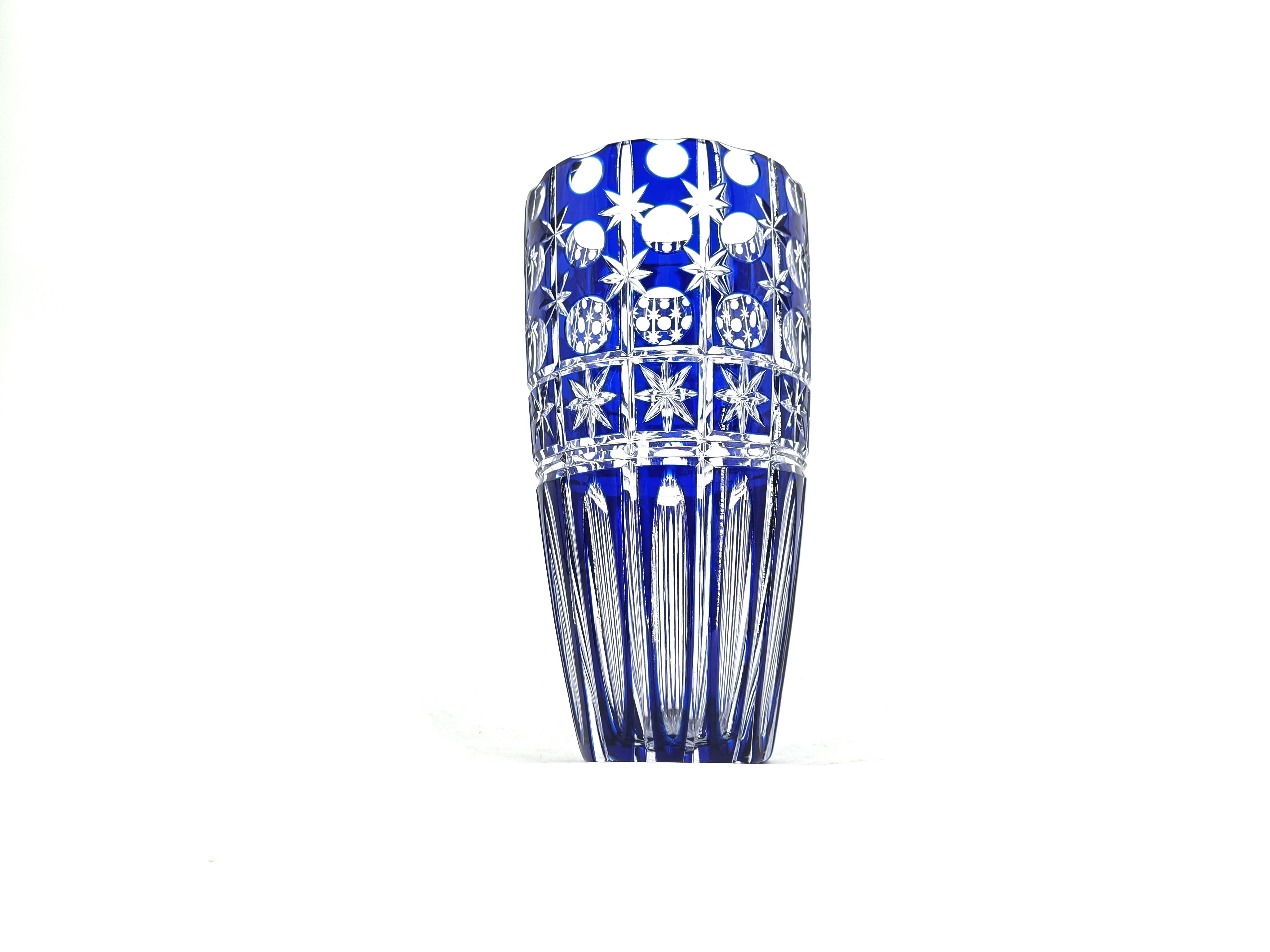 Jarrón bohemio de cristal tallado azul cobalto, años 60 mediados del siglo XX en venta