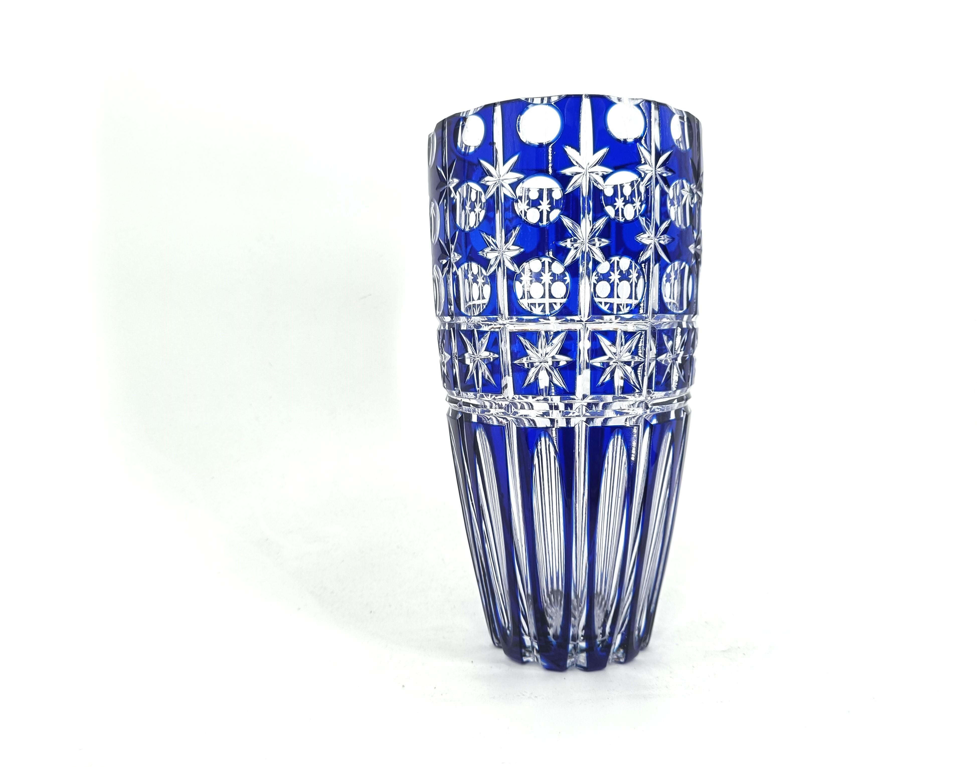 Jarrón bohemio de cristal tallado azul cobalto, años 60 en venta 1
